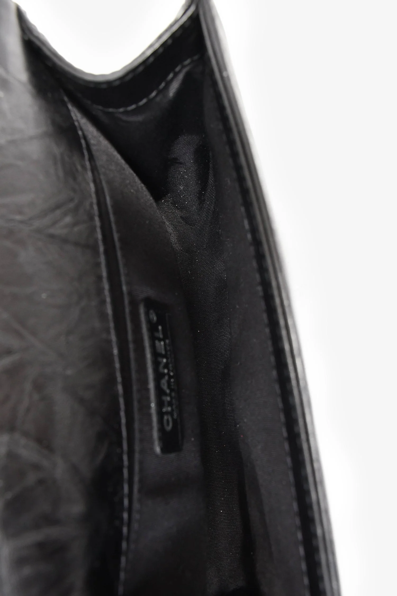 Pre-Loved Chanel™ 2017 Black Leather Chevron Medium Boy Bag - Image 6