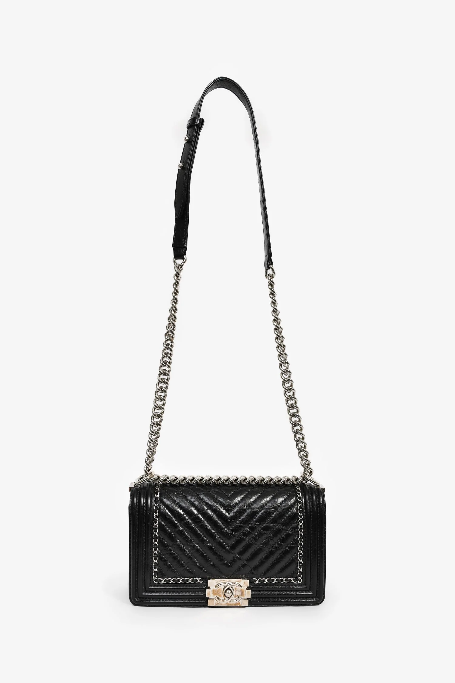 Pre-Loved Chanel™ 2017 Black Leather Chevron Medium Boy Bag - Image 7