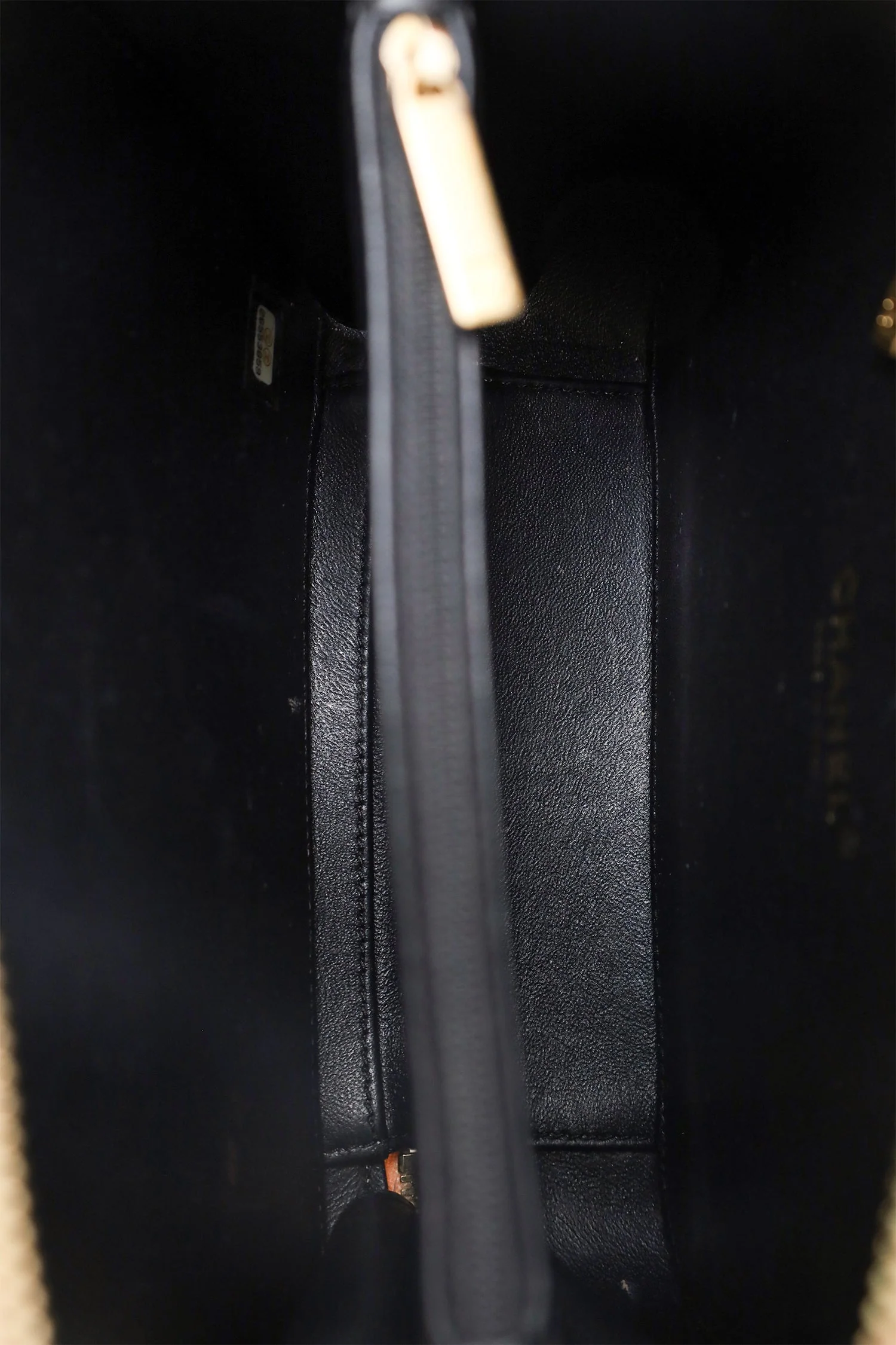 Pre-Loved Chanel™ 2018-19 Caviar Medium Filigree Vanity Case Bag - Image 7
