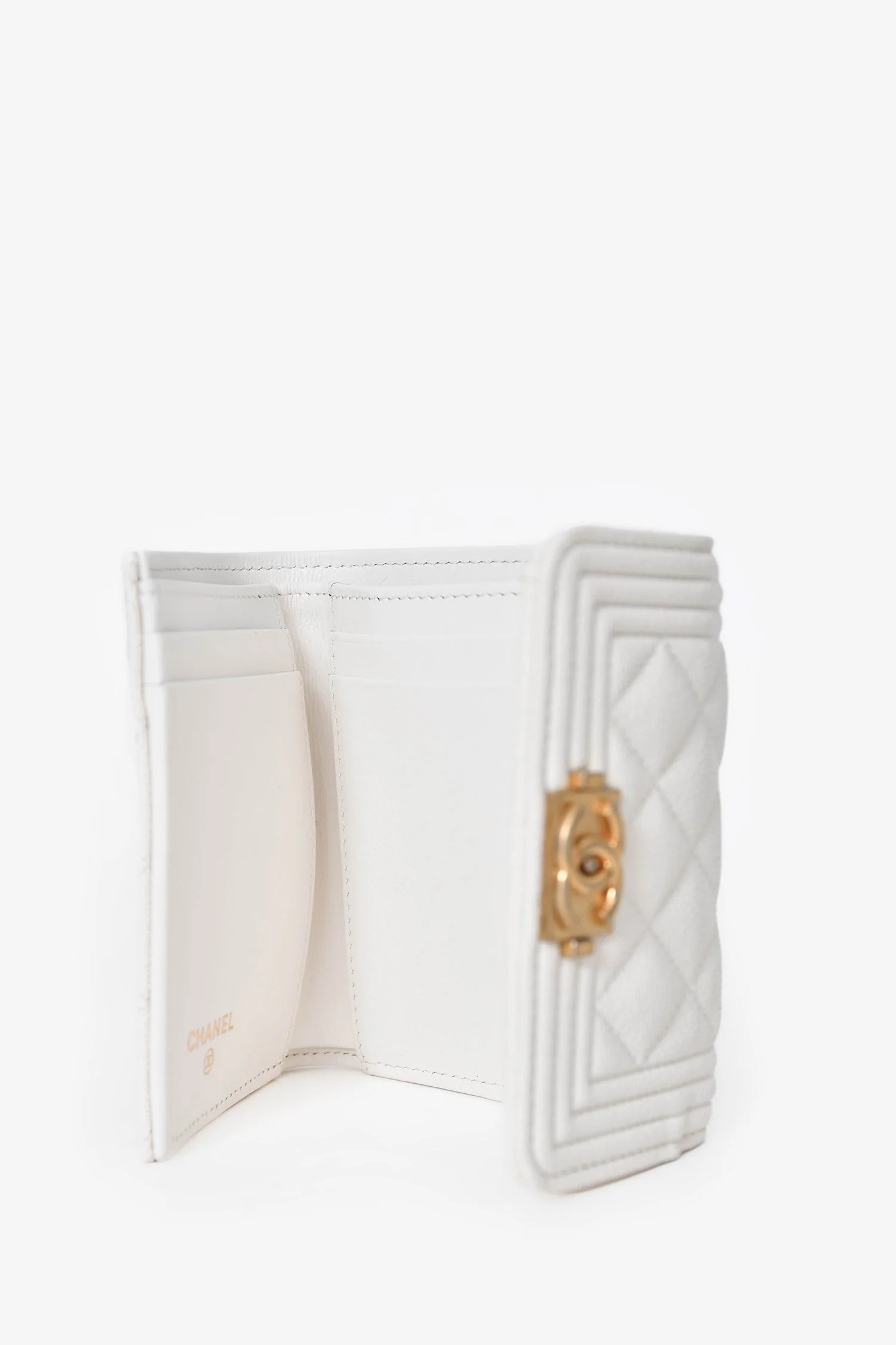 Pre-Loved Chanel™ 2018-19 White Caviar Leather Boy Trifold Wallet - Image 6