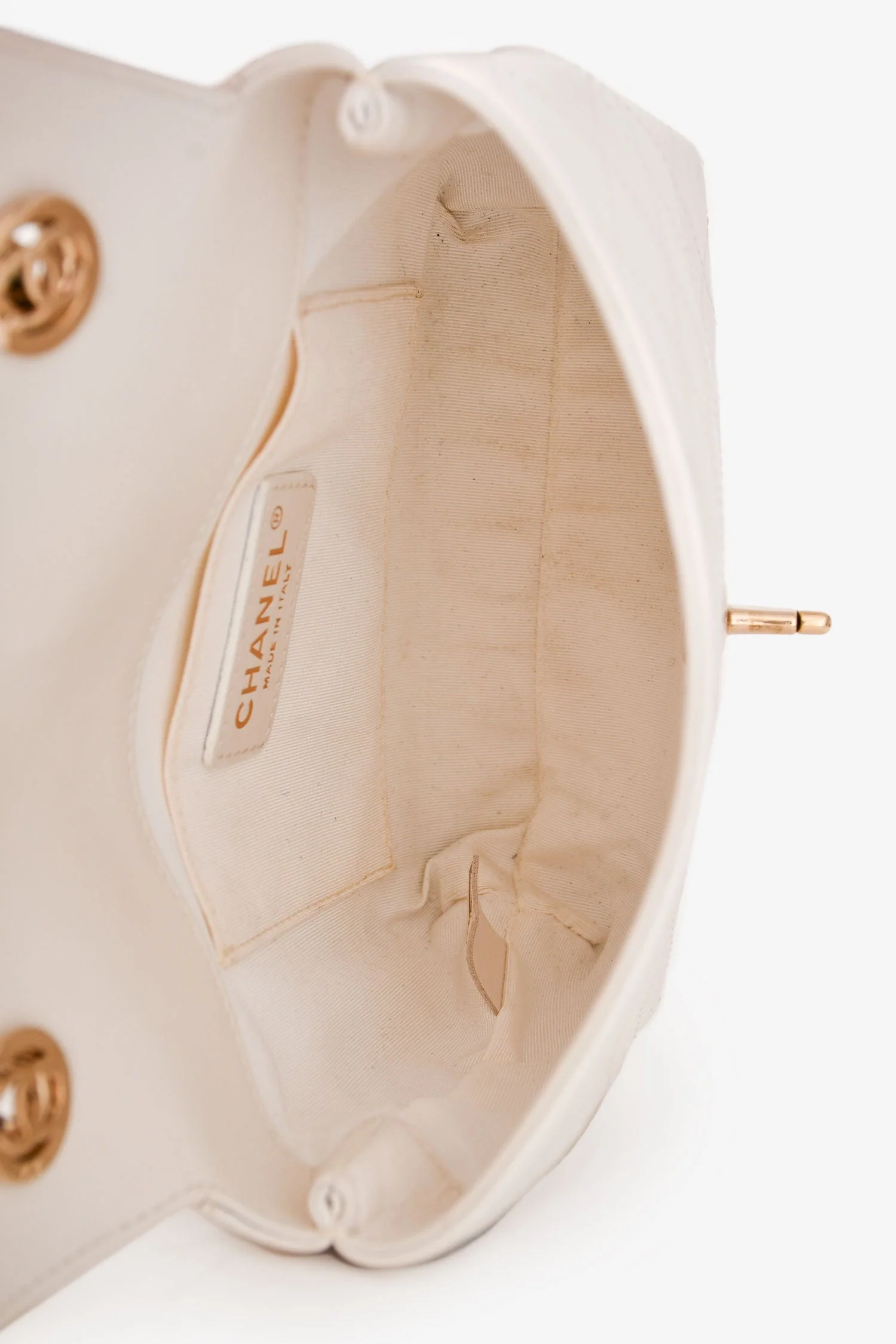 Pre-Loved Chanel™ 2018/19 White Leather Small Covered CC Flap Bag - Image 7