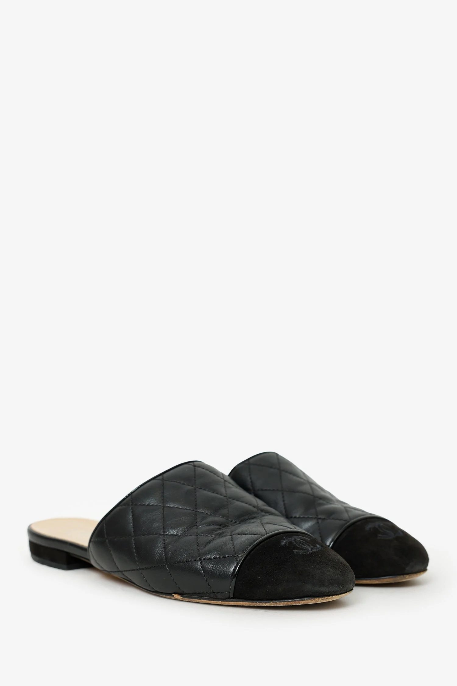 Pre-Loved Chanel™ 2018 Black Lambskin CC Logo Mules Size 36.5 - Image 2