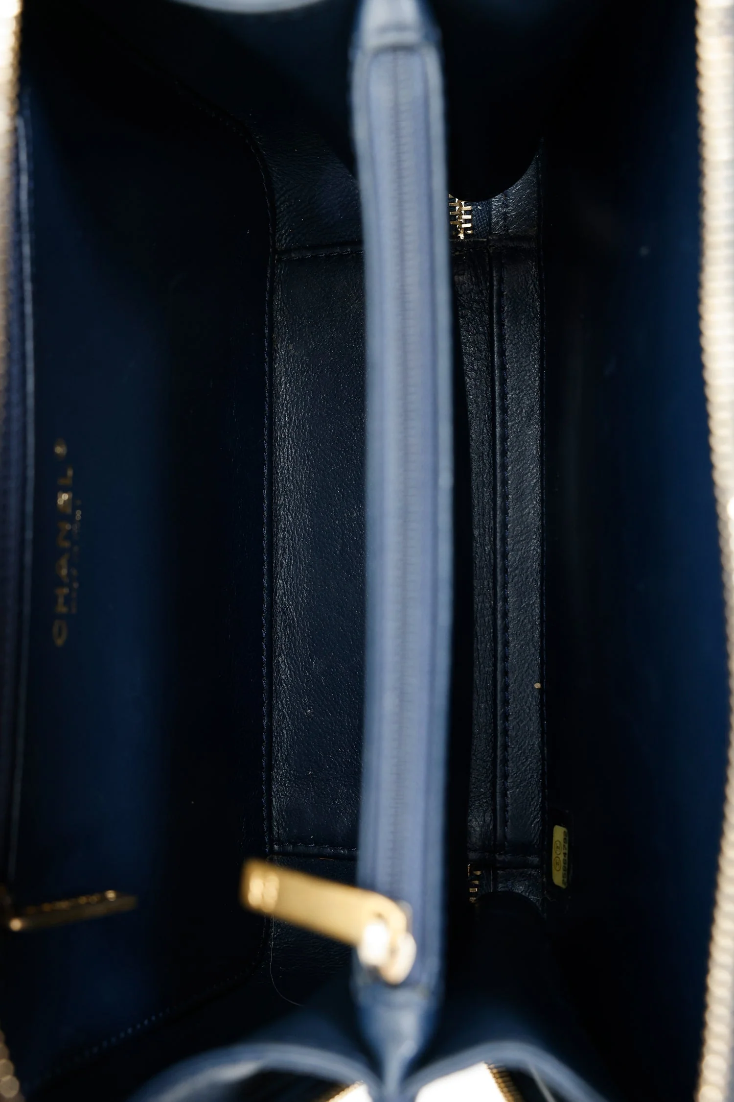 Pre-Loved Chanel™ 2018 Navy Caviar Medium Filigree Vanity Case Bag - Image 7