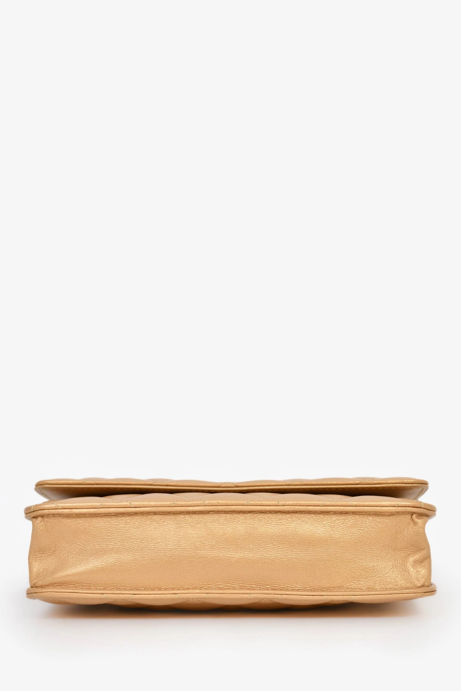 Pre-Loved Chanel™ 2019 Gold Metallic Enamel CC Logo Wallet On Chain - Image 5