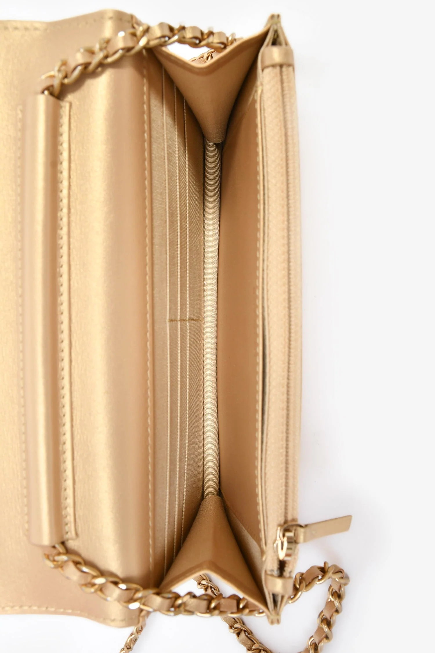 Pre-Loved Chanel™ 2019 Gold Metallic Enamel CC Logo Wallet On Chain - Image 6