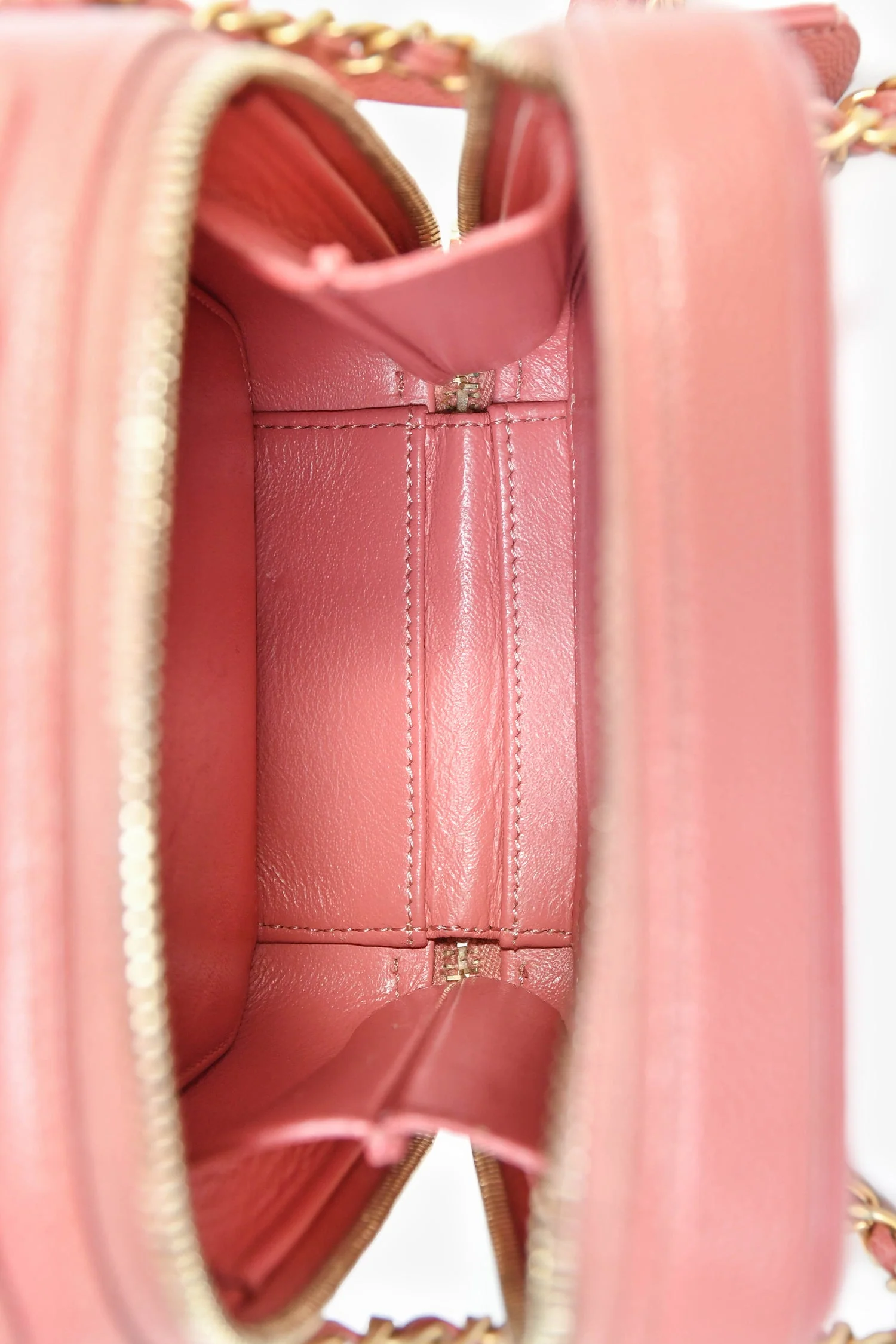 Pre-Loved Chanel™ 2019 Pink Caviar Leather Vertical Filigree Vanity Case - Image 6