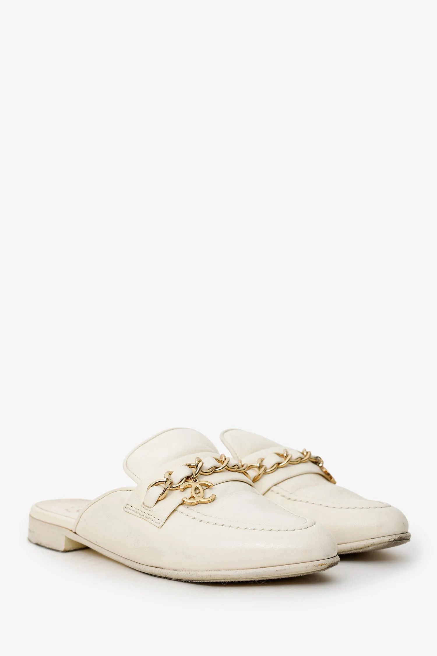 Pre-Loved Chanel™ 2020 White Leather Interlocking CC Logo Chain Mules Size 36 - Image 2