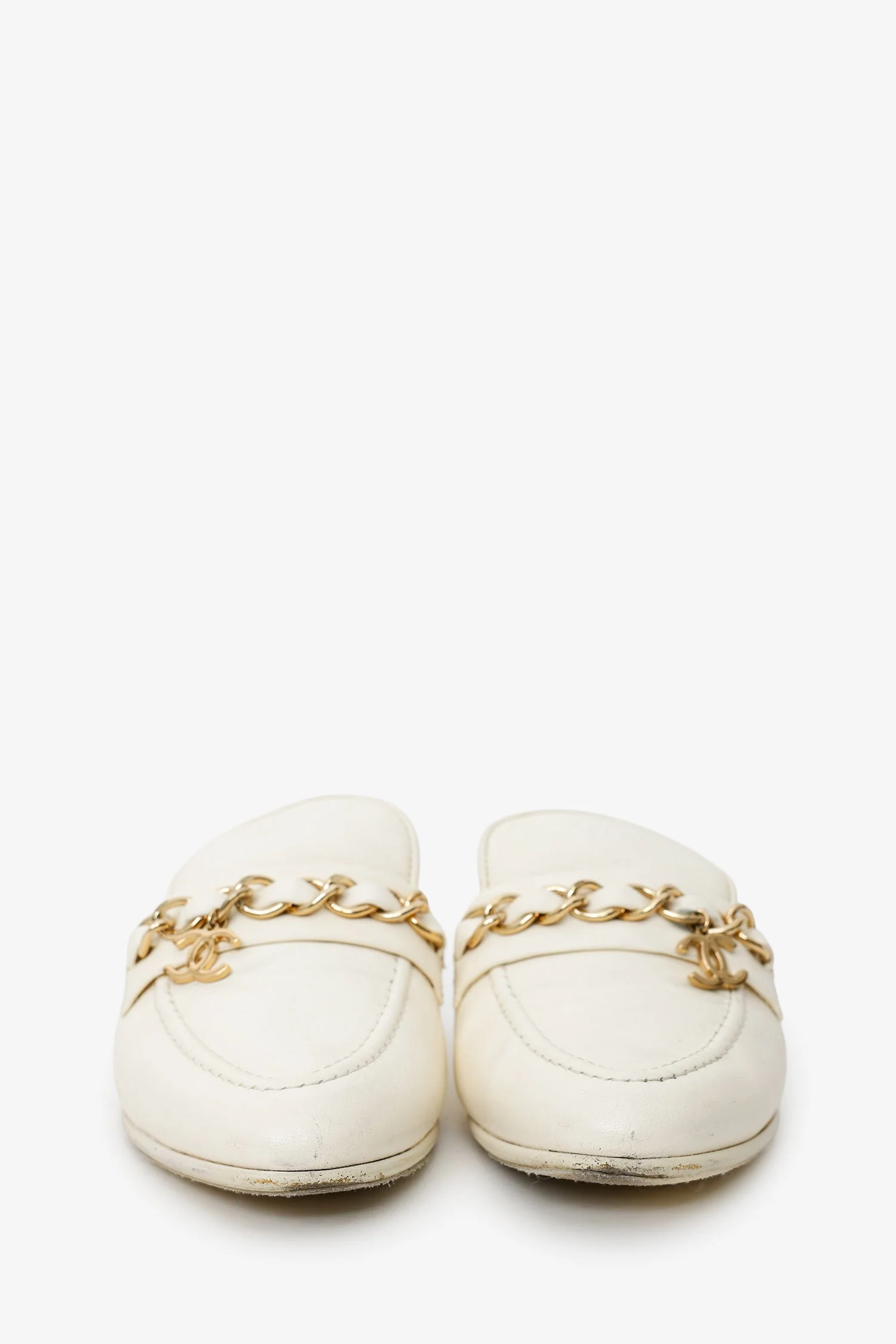 Pre-Loved Chanel™ 2020 White Leather Interlocking CC Logo Chain Mules Size 36 - Image 3