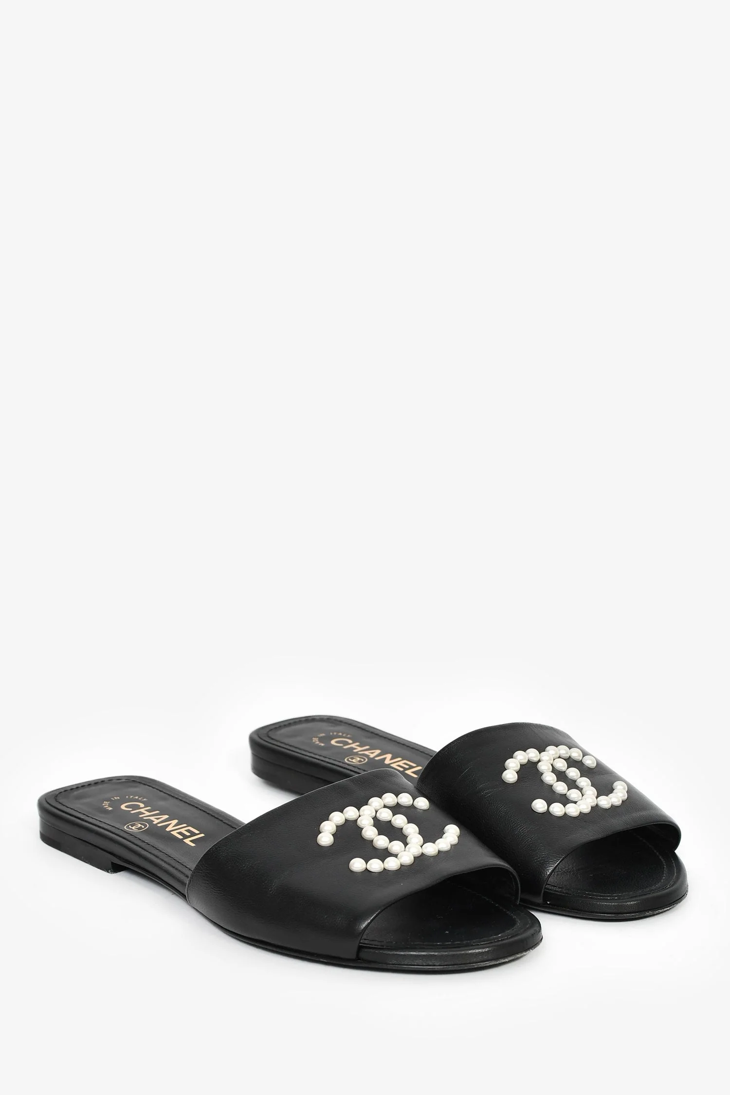 Pre-Loved Chanel™ 2022 Black Leather/Faux Pearl CC Logo Sandals Size 38 - Image 2