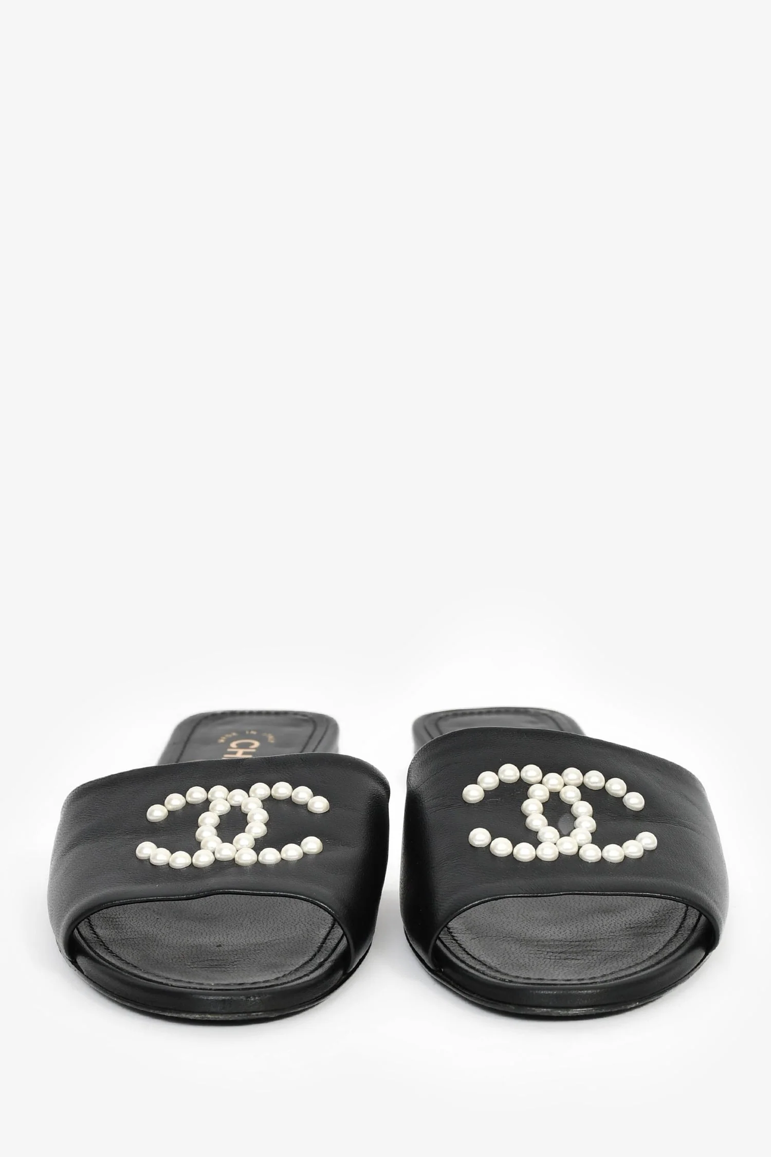 Pre-Loved Chanel™ 2022 Black Leather/Faux Pearl CC Logo Sandals Size 38 - Image 3