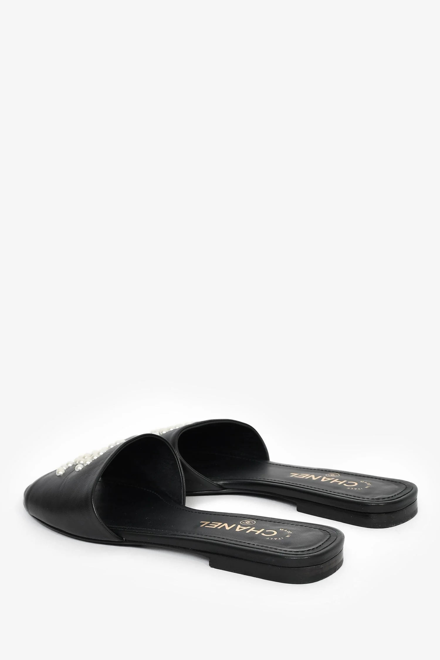 Pre-Loved Chanel™ 2022 Black Leather/Faux Pearl CC Logo Sandals Size 38 - Image 5