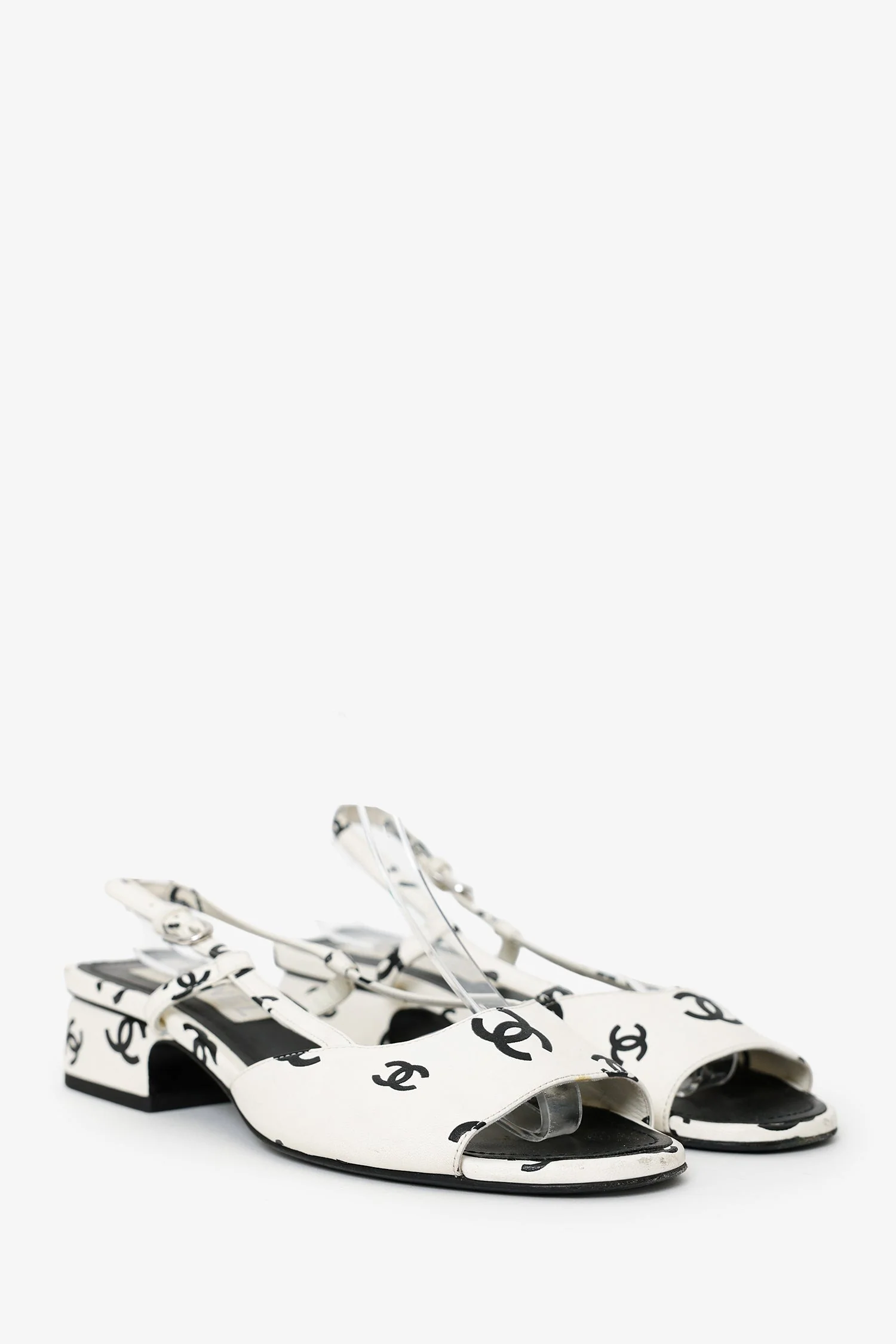 Pre-Loved Chanel™ 2022 Canvas Interlocking CC Logo Slingback Sandals Size 37 - Image 2