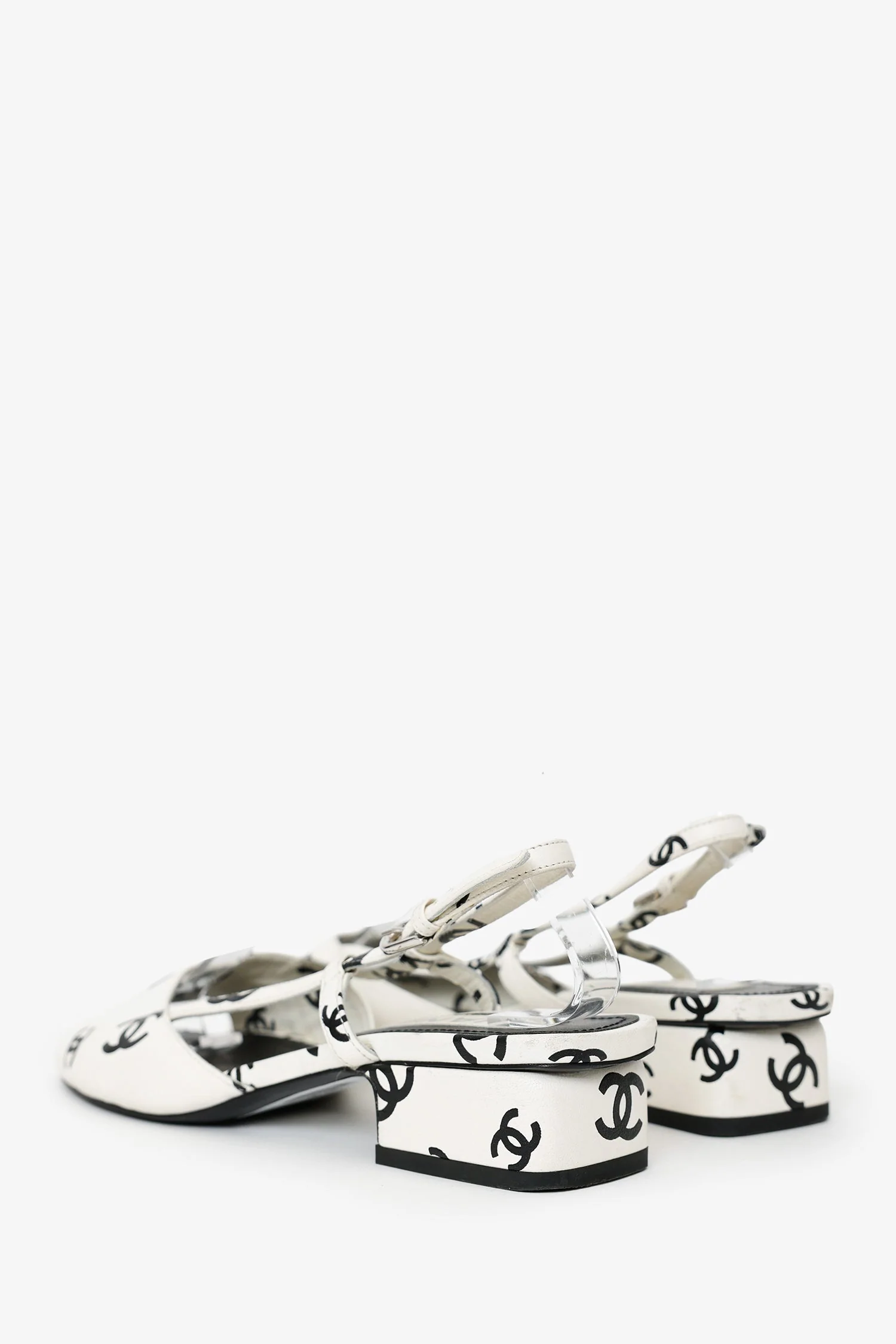 Pre-Loved Chanel™ 2022 Canvas Interlocking CC Logo Slingback Sandals Size 37 - Image 4