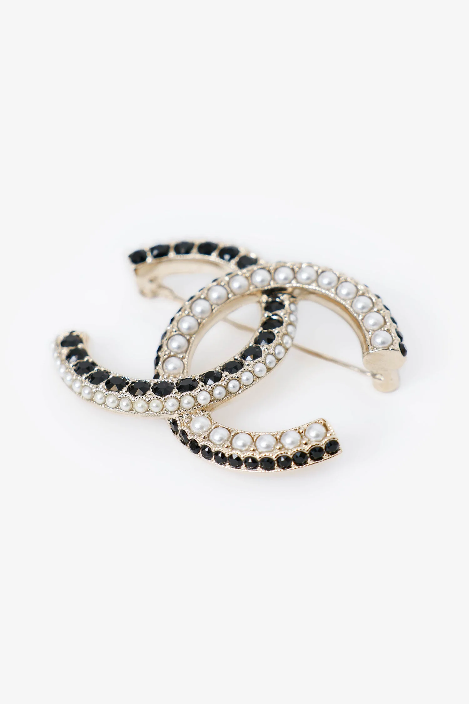 Pre-Loved Chanel™ 2022 Pearl/Black Rhinestone CC Logo Brooch - Image 3