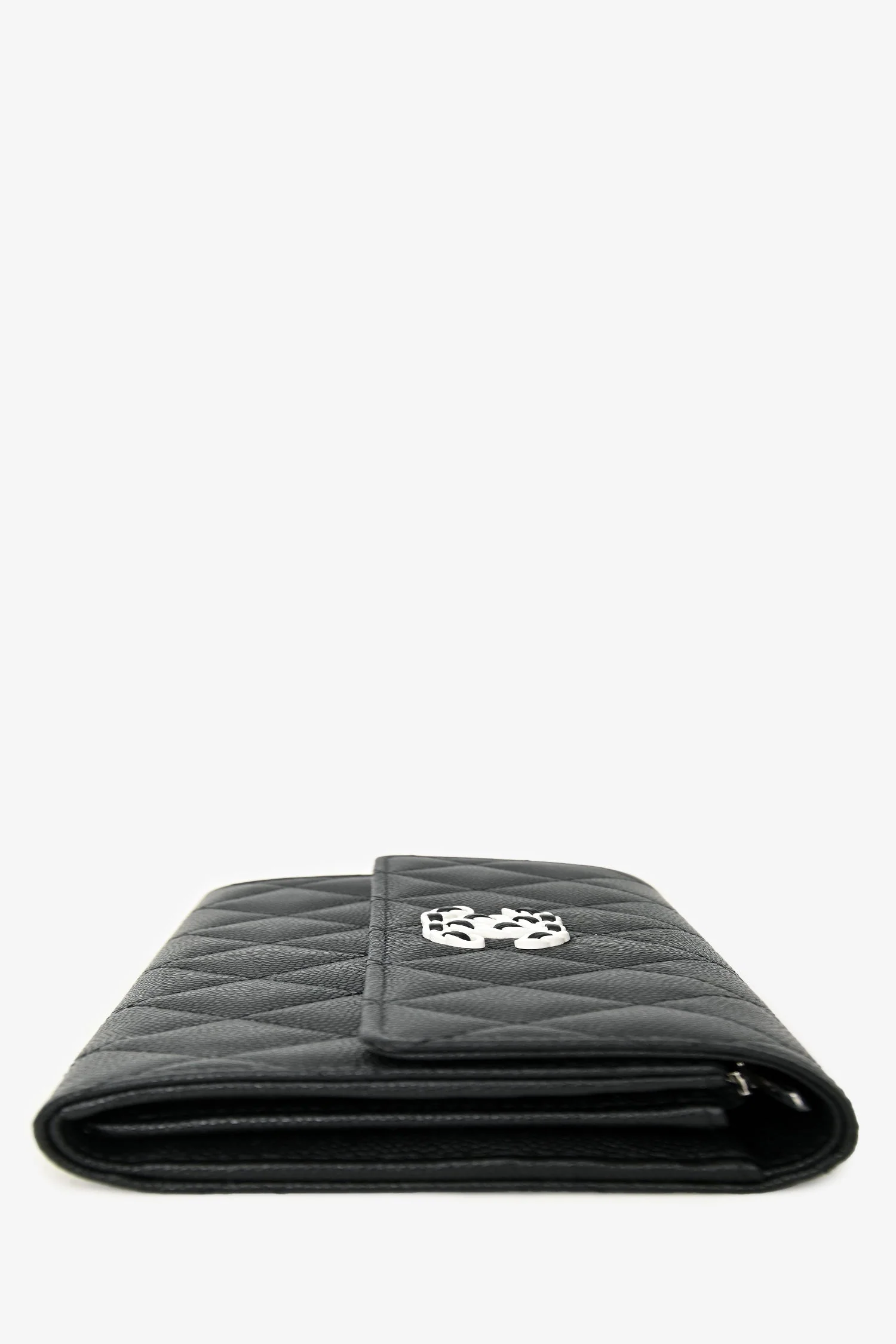 Pre-Loved Chanel™ 2023 Black Quilted Caviar Leather L-Gusset Flap Wallet - Image 4