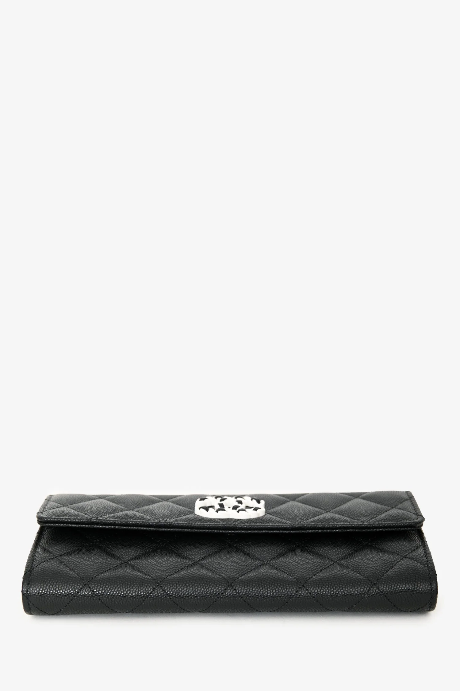 Pre-Loved Chanel™ 2023 Black Quilted Caviar Leather L-Gusset Flap Wallet - Image 5
