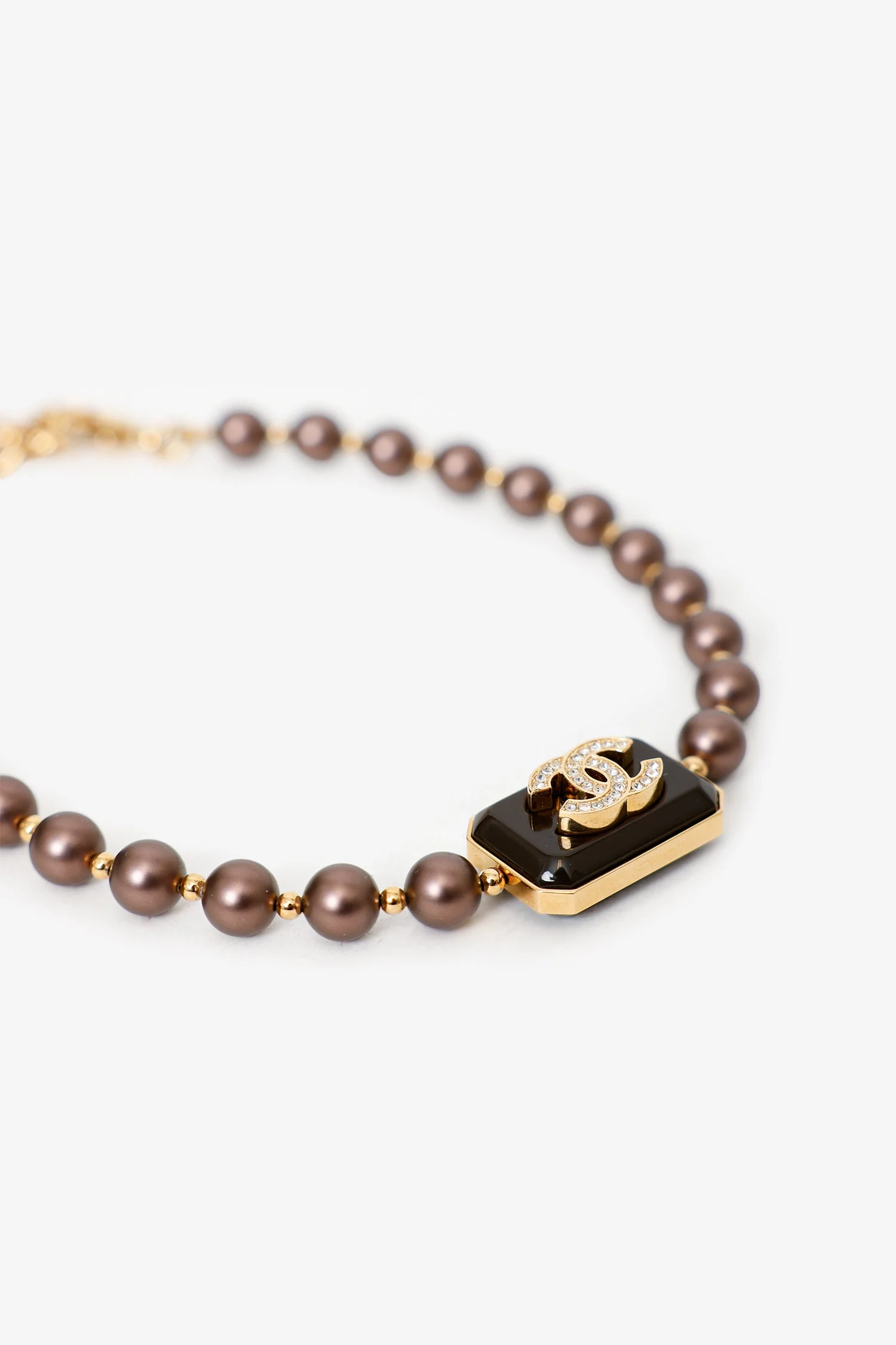 Pre-Loved Chanel™ 2023 Gold-tone Brown Pearl Crystal CC Choker Necklace - Image 3