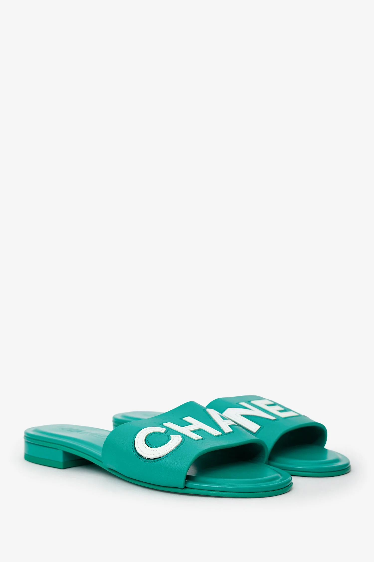 Pre-Loved Chanel™ 2023 Green Leather CHA-NEL Mules Sandal Size 37 - Image 2