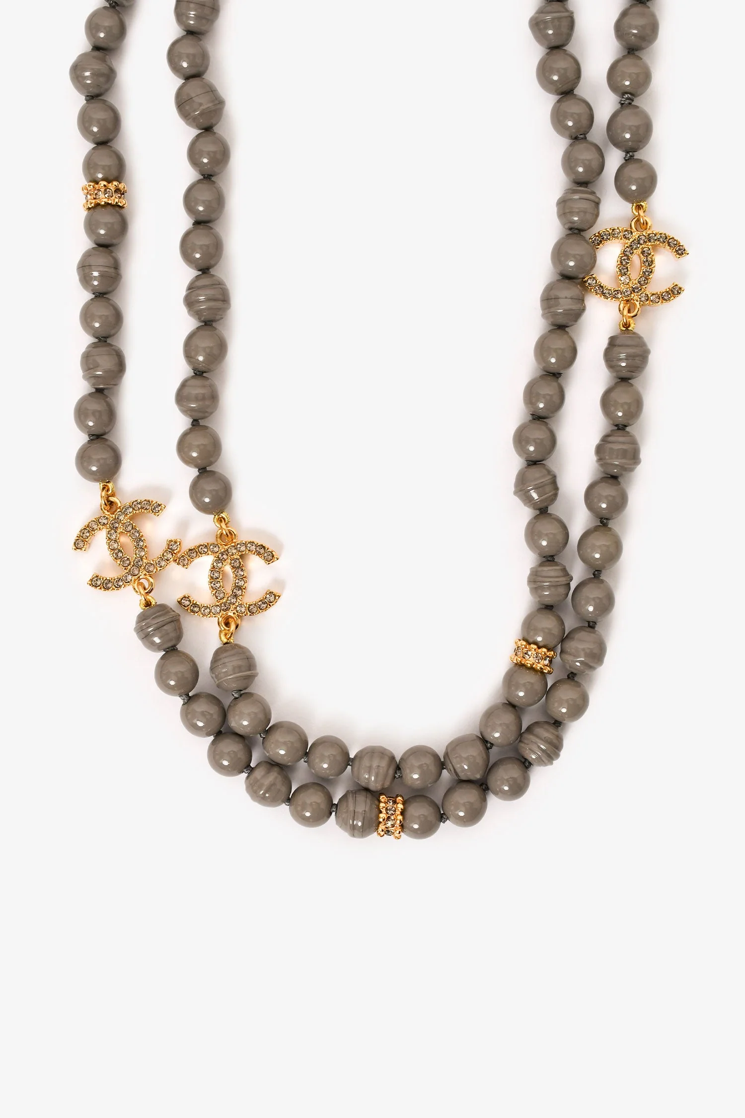 Pre-Loved Chanel™ 2024 Grey Gold Tone Faux Pearls/Strass CC Logo Long Necklace - Image 2