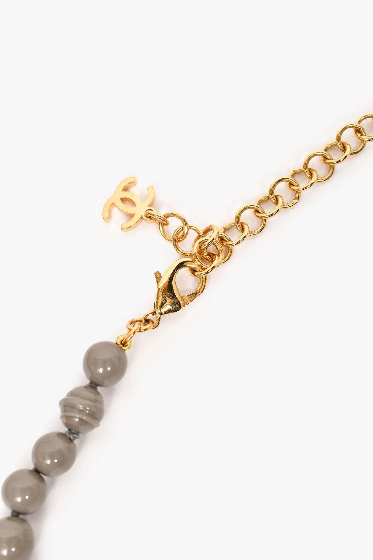 Pre-Loved Chanel™ 2024 Grey Gold Tone Faux Pearls/Strass CC Logo Long Necklace - Image 3