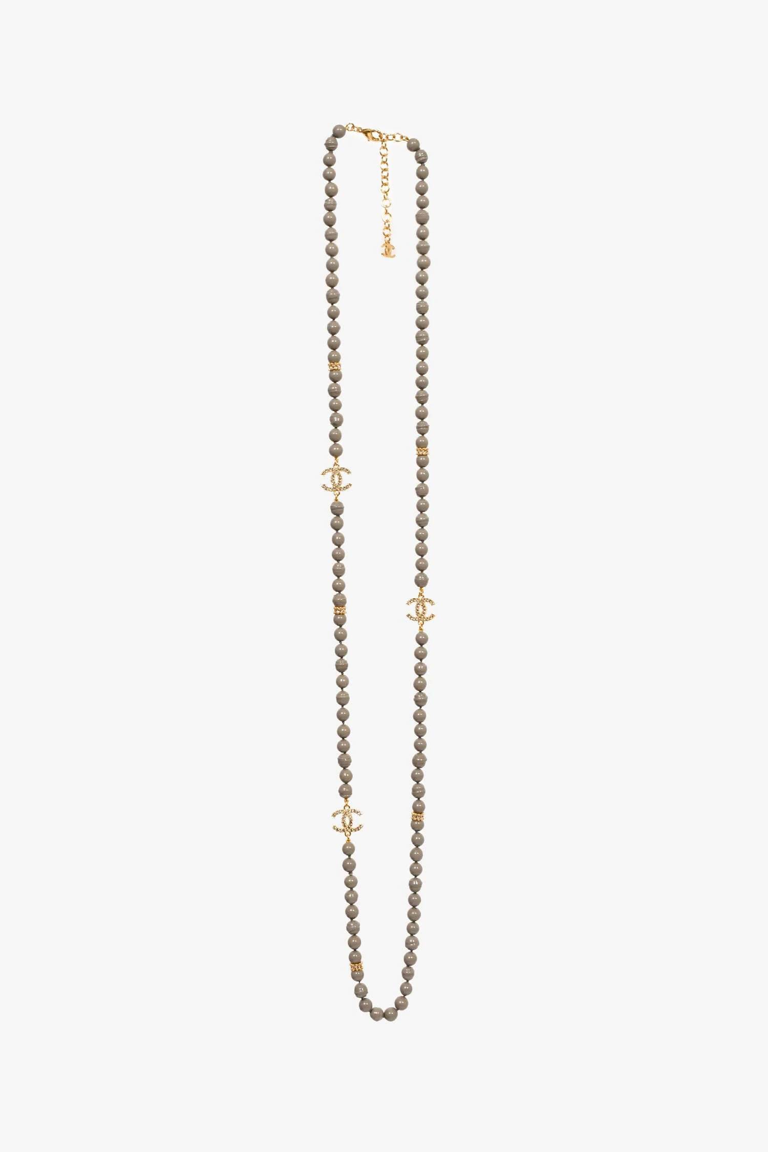 Pre-Loved Chanel™ 2024 Grey Gold Tone Faux Pearls/Strass CC Logo Long Necklace - Image 4