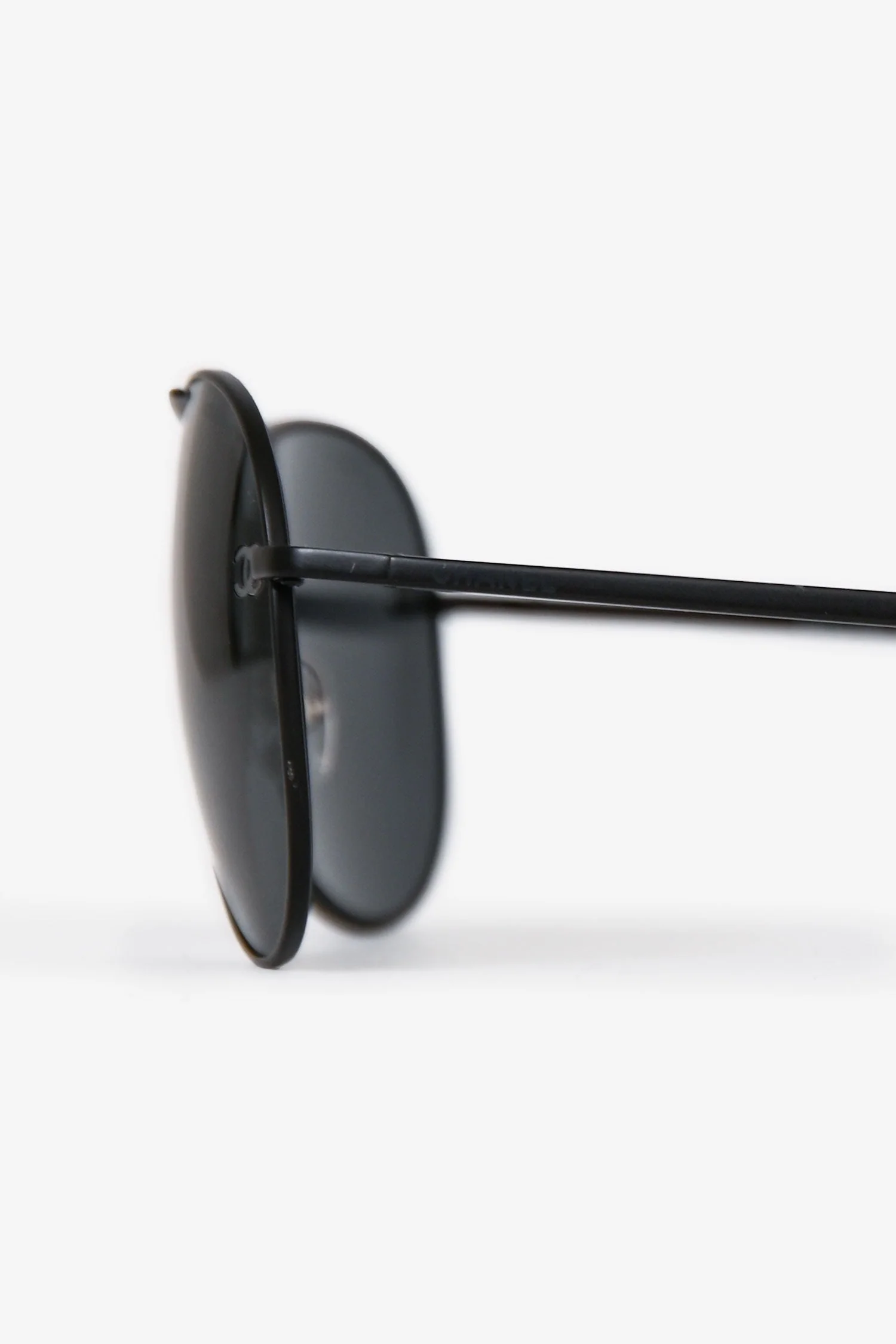 Pre-Loved Chanel™ 2025 Black CC Pilot Sunglasses - Image 4