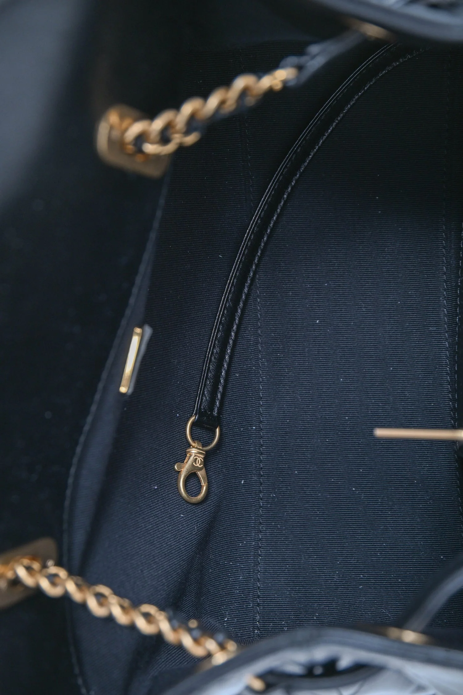 Pre-Loved Chanel™ 2025 Black Lambskin Small 25 Quilted Chain Buckle Bag - Image 7