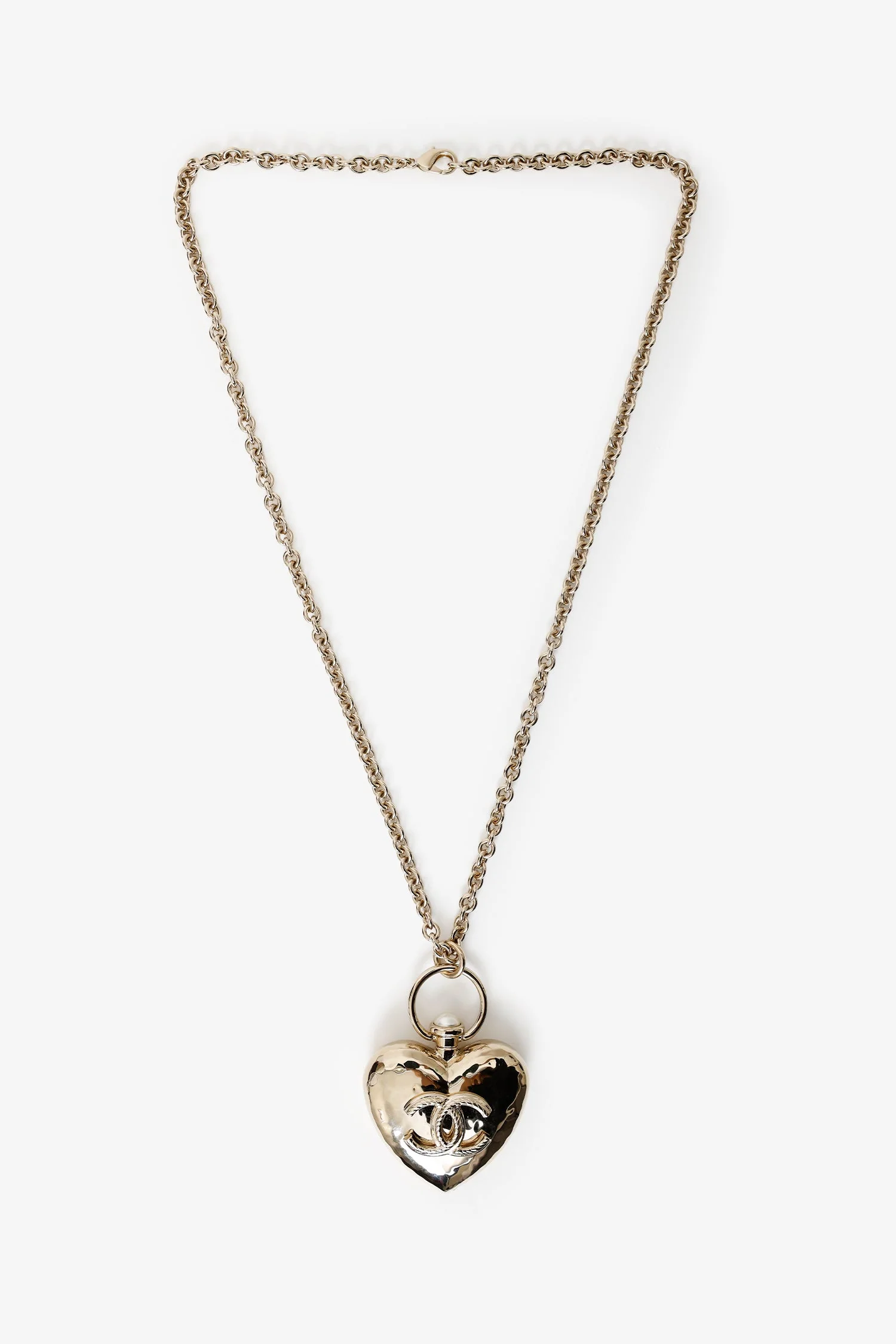 Pre-Loved Chanel™ 22C Gold tone Pearl Puff Heart Locket Necklace - Image 3