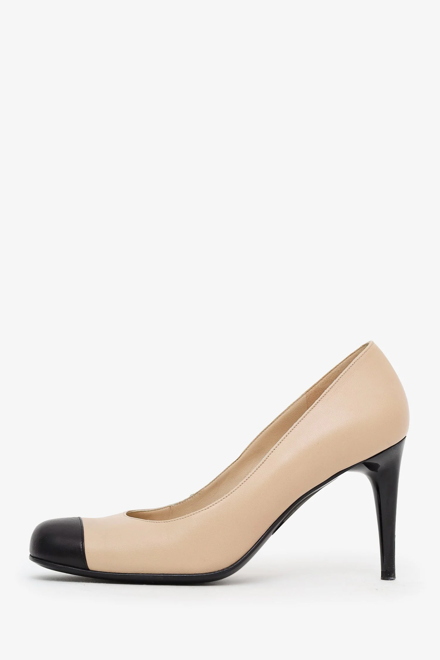 Pre-Loved Chanel™ Beige/Black Cap Round Toe Pumps Size 39 - Image 4