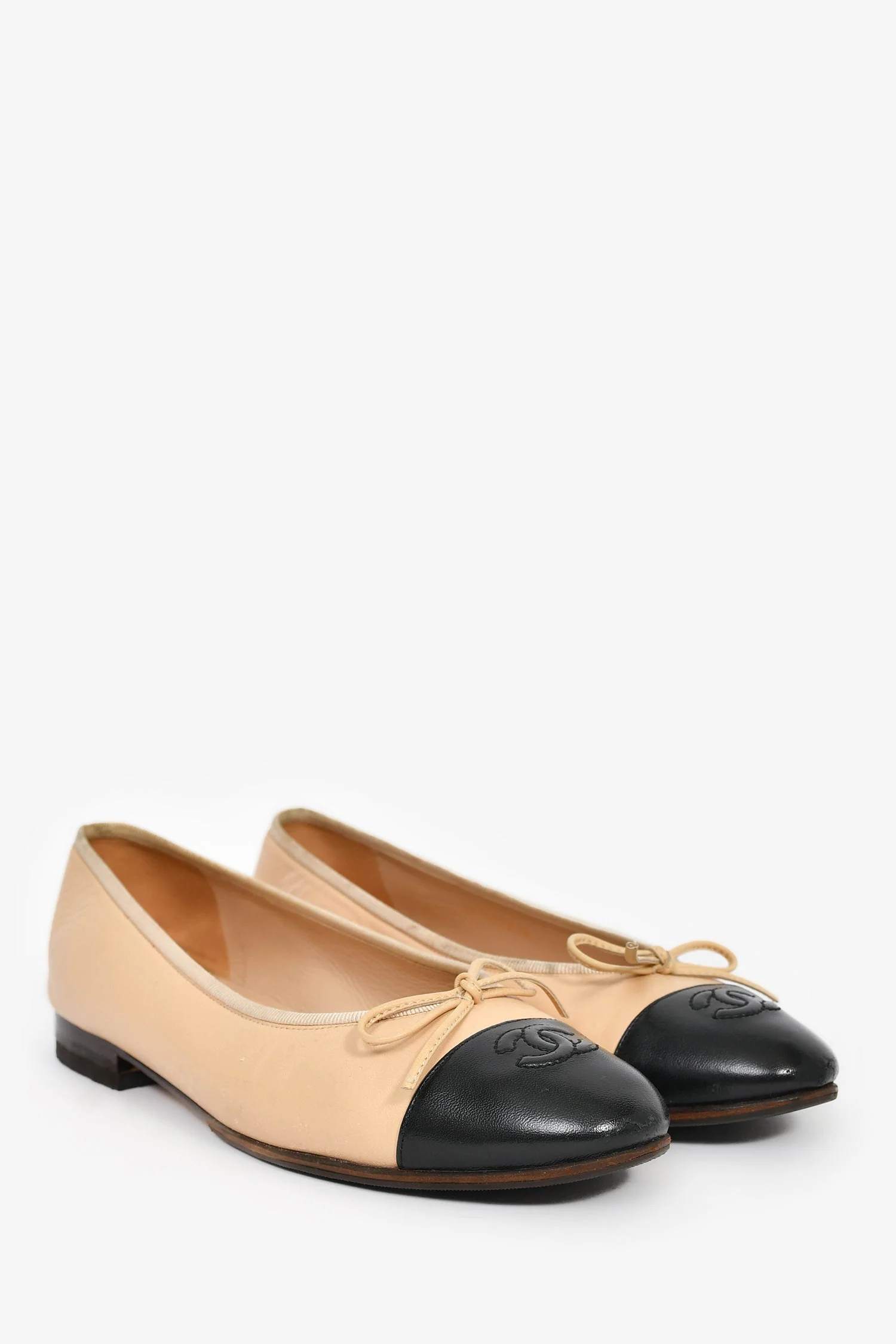 Pre-Loved Chanel™ Beige/Black Leather Cap Toe CC Ballet Flats Size 38.5 (As Is) - Image 2