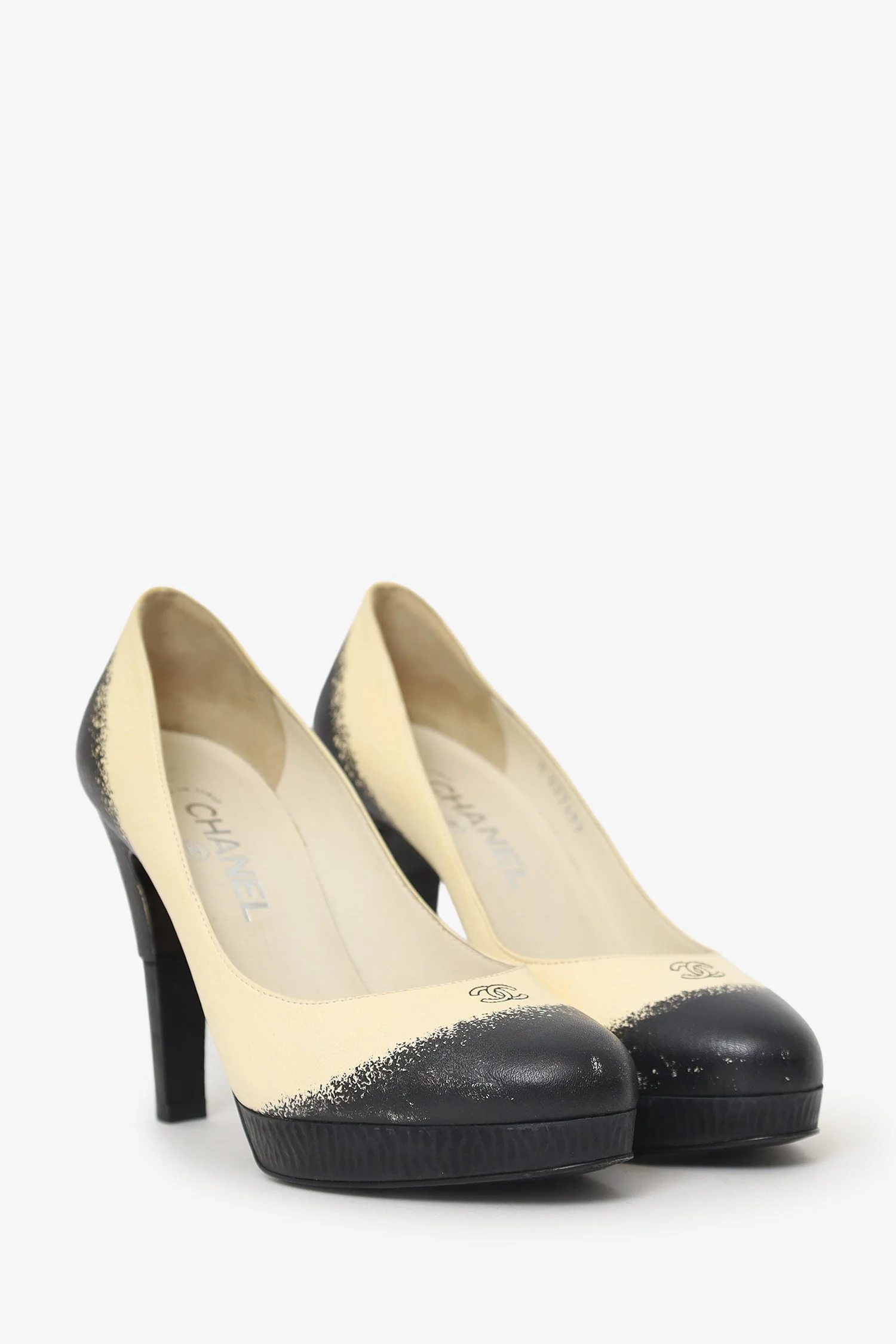 Pre-Loved Chanel™ Beige/Black Leather CC Platform Pumps Size 38.5 - Image 2