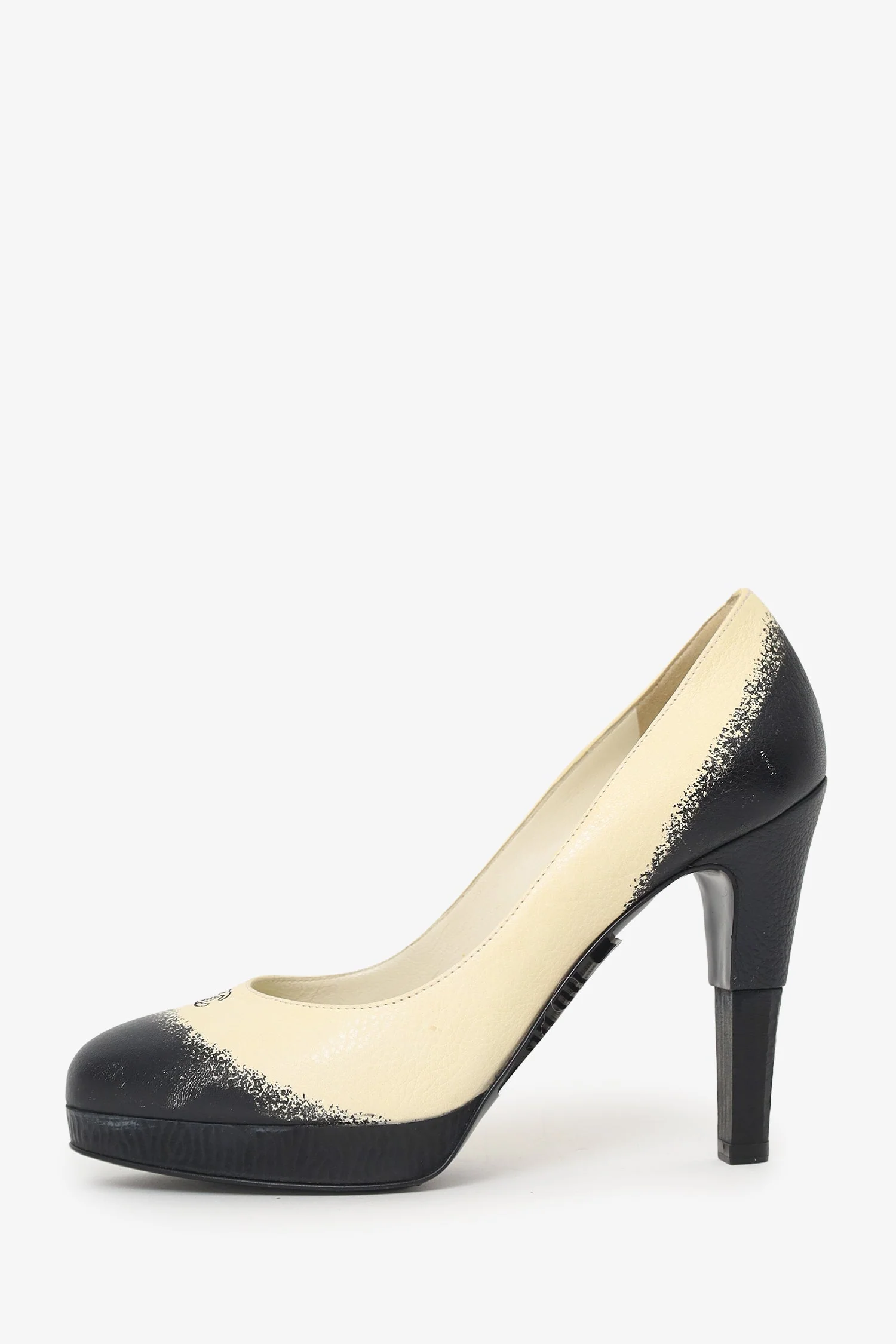 Pre-Loved Chanel™ Beige/Black Leather CC Platform Pumps Size 38.5 - Image 4
