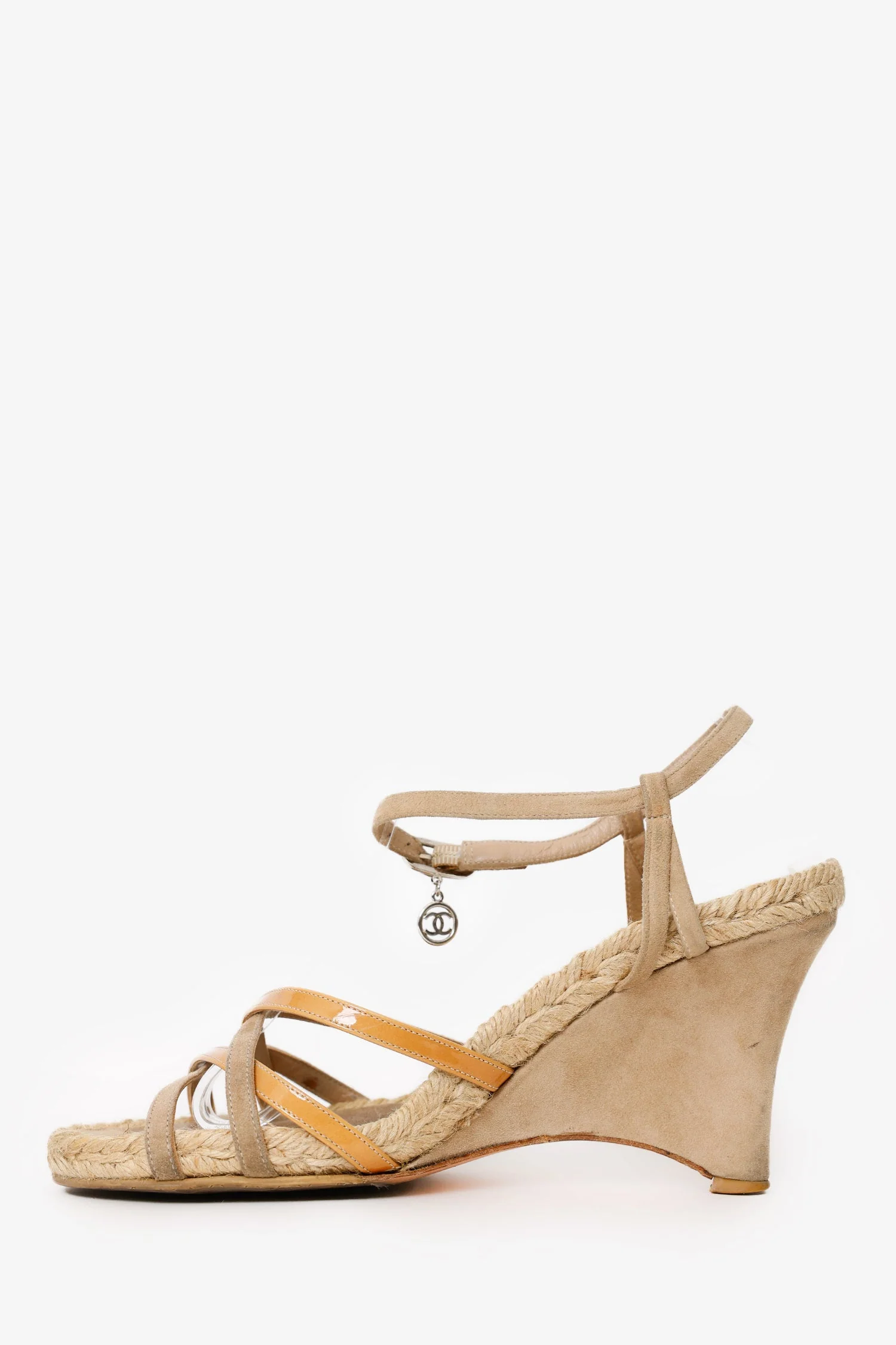Pre-Loved Chanel™ Beige Suede/Patent Espadrille CC Charm Heeled Sandals Size 39 - Image 4