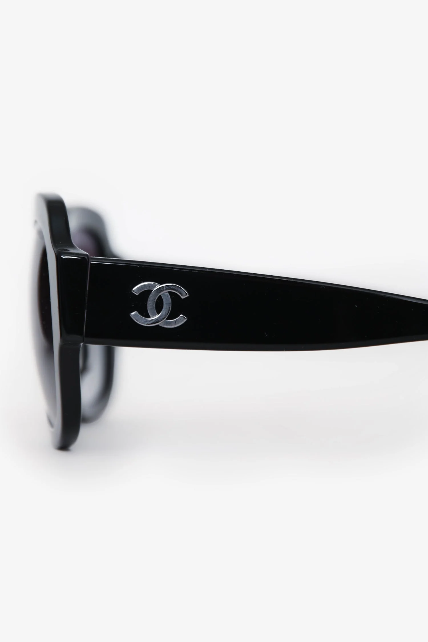 Chanel™ Black Acetate Interlocking CC Logo Oversized Sunglasses (Pre-Loved) - Image 4