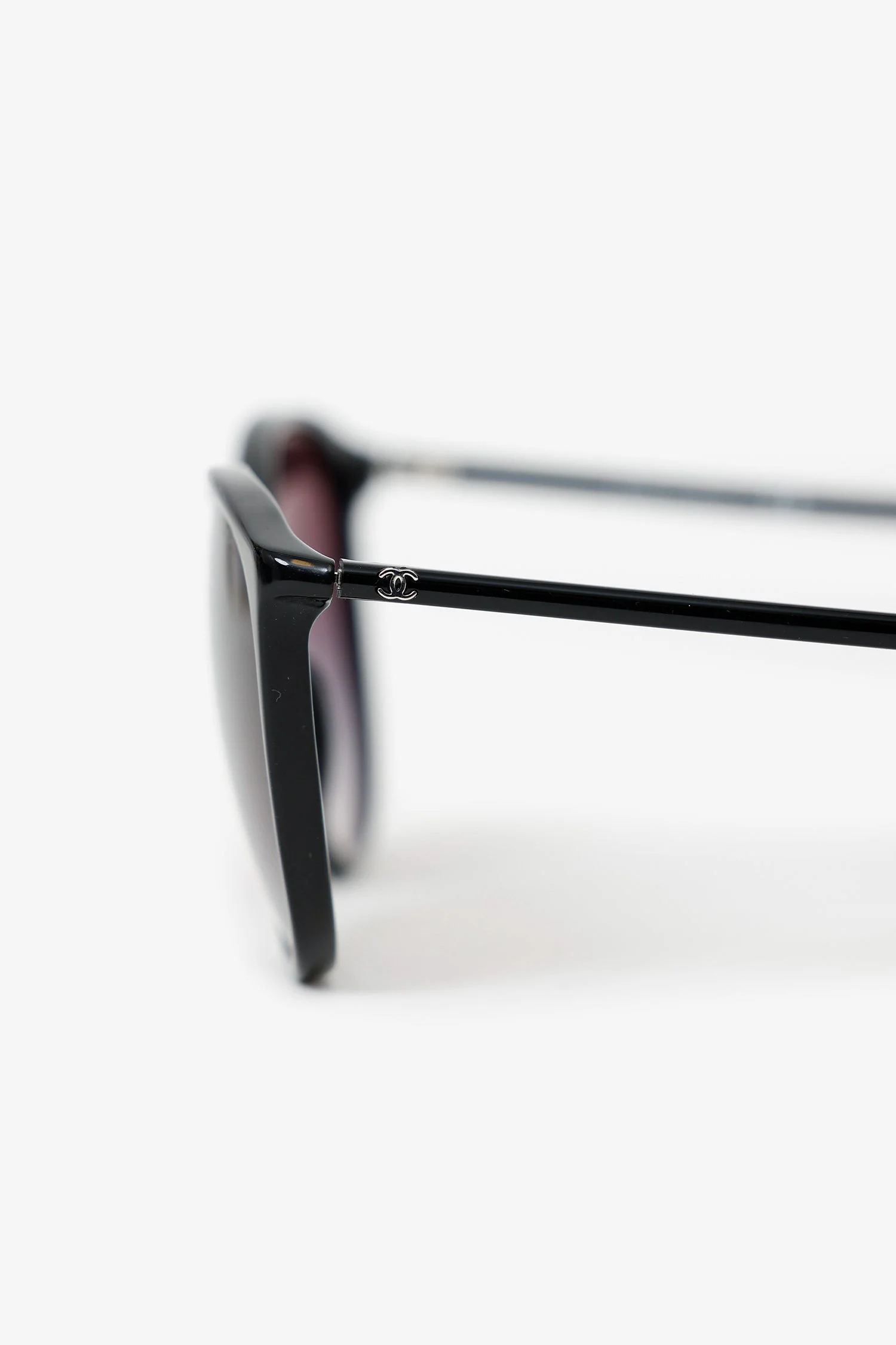 Pre-Loved Chanel™ Black Frame Interlocking CC Logo Round Sunglasses - Image 4