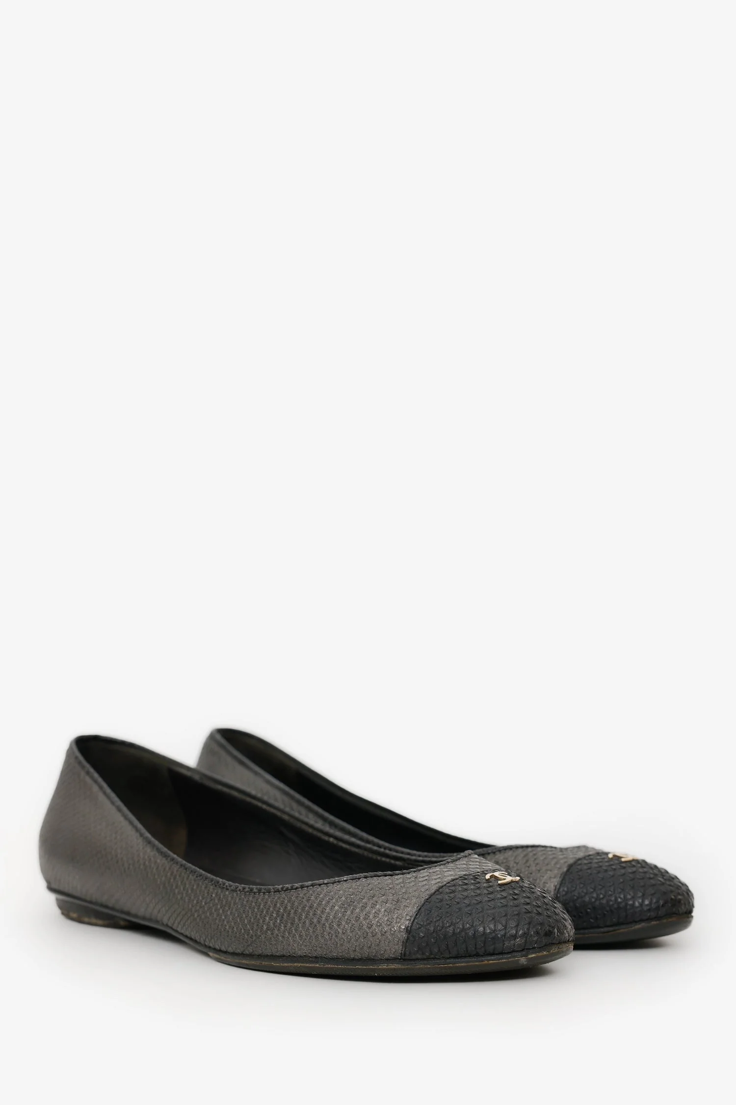 Pre-Loved Chanel™ Black/Grey Embossed Leather CC Ballet Flats Size 37 - Image 2
