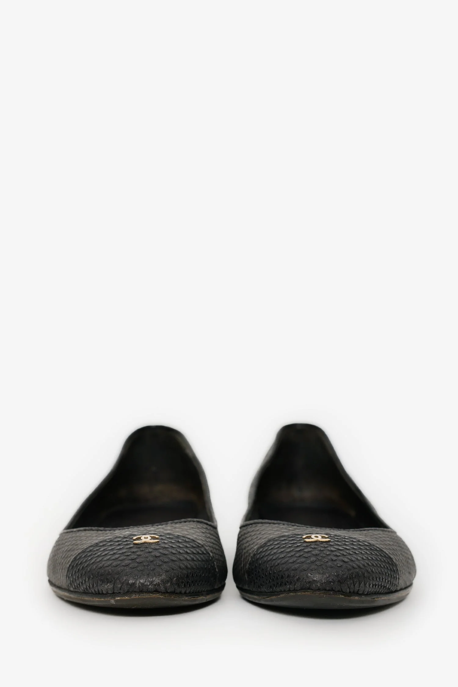 Pre-Loved Chanel™ Black/Grey Embossed Leather CC Ballet Flats Size 37 - Image 3