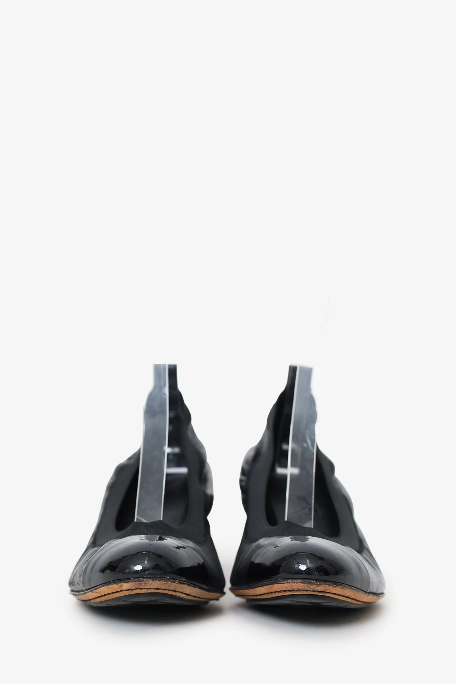 Pre-Loved Chanel™ Black Lambskin/Patent Cap Toe Pumps Size 41 - Image 3