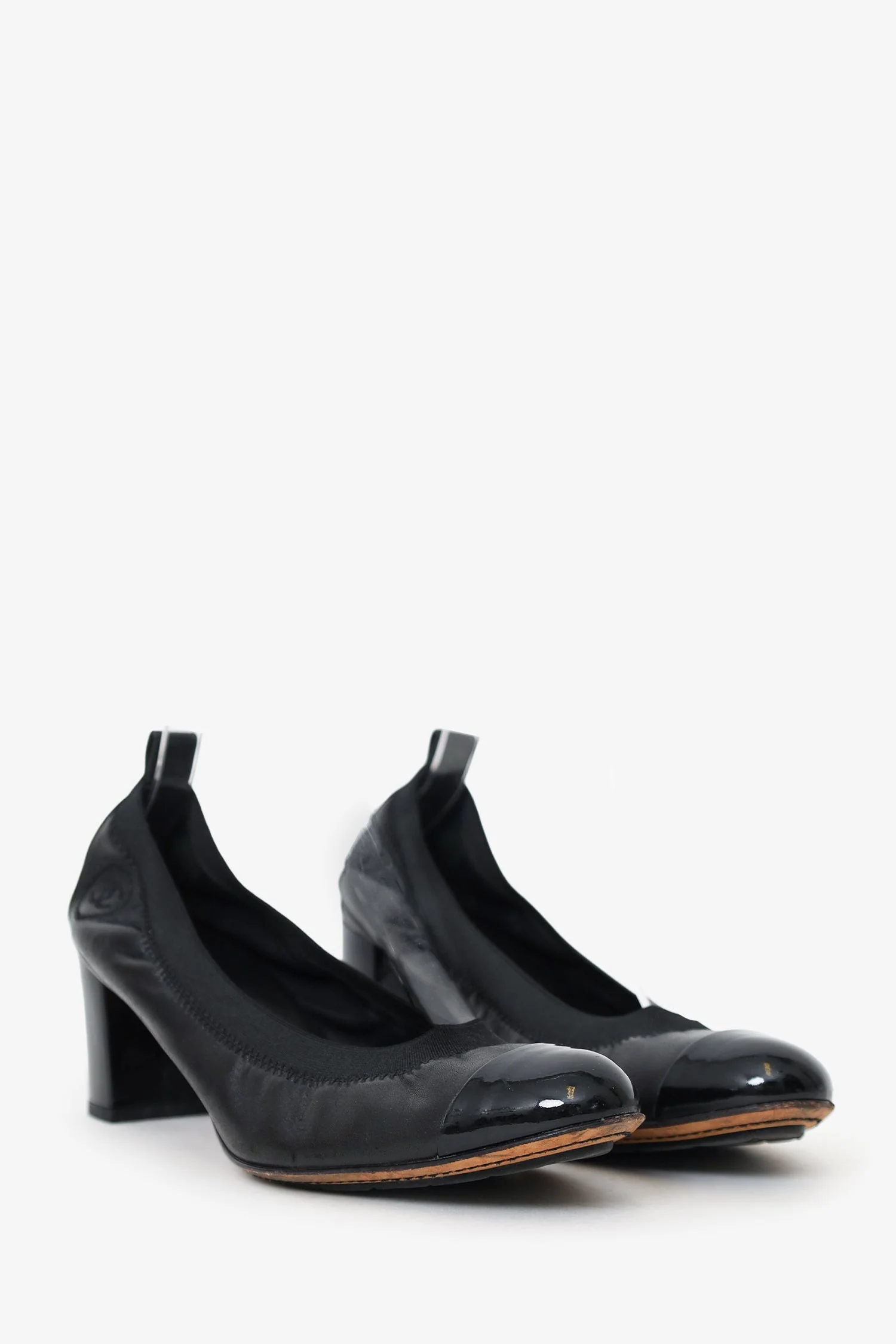 Pre-Loved Chanel™ Black Lambskin/Patent Cap Toe Pumps Size 41 - Image 2