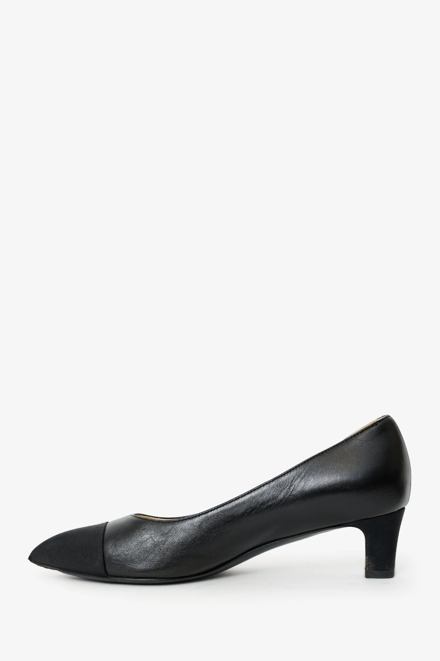 Pre-Loved Chanel™Black Lambskin Pointed Toe CC Gabrielle Ballerina Flats Size 36 - Image 4