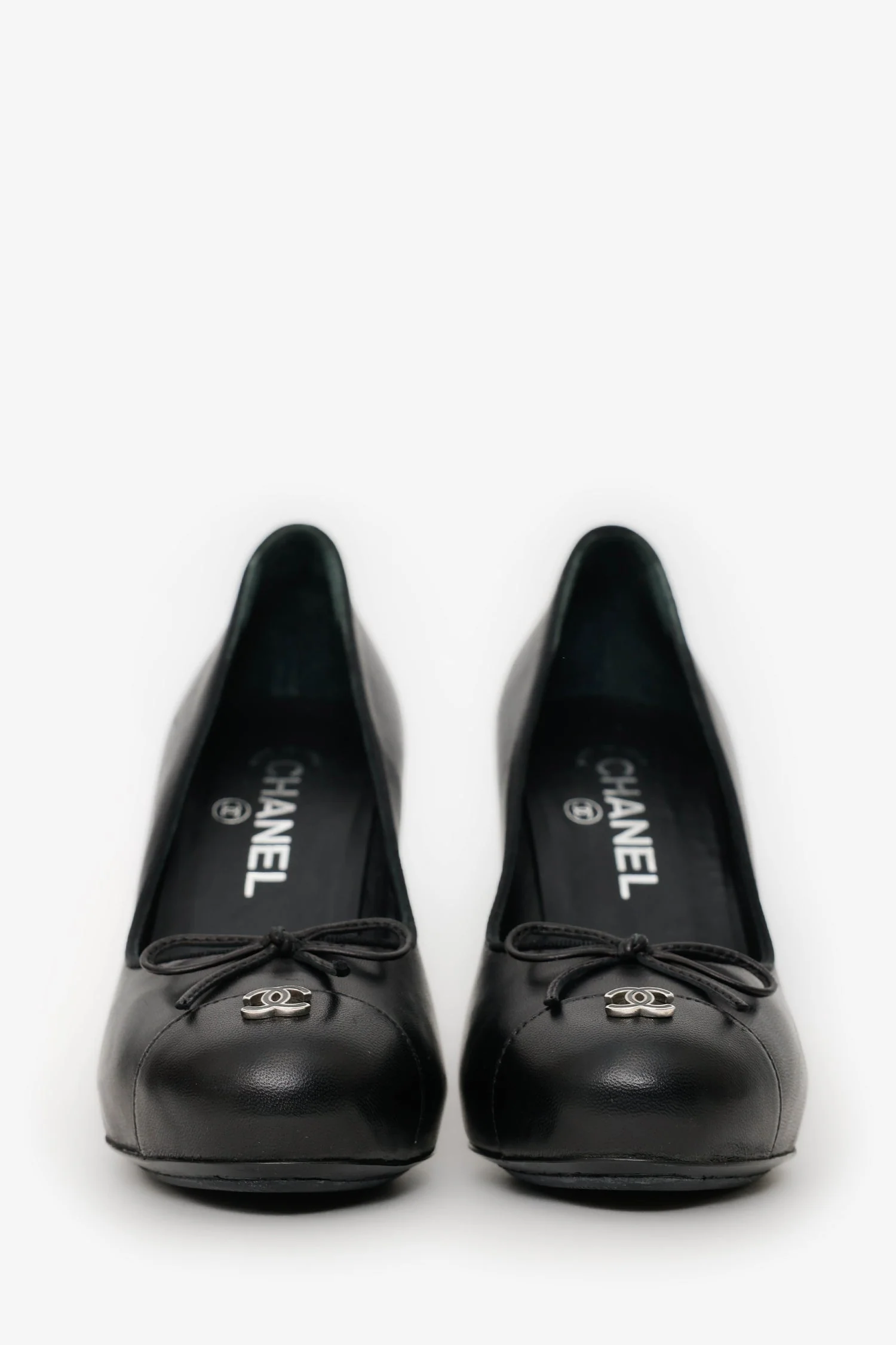 Pre-Loved Chanel™ Black Leather CC Cap Toe Platform Pumps Size 36.5 - Image 3