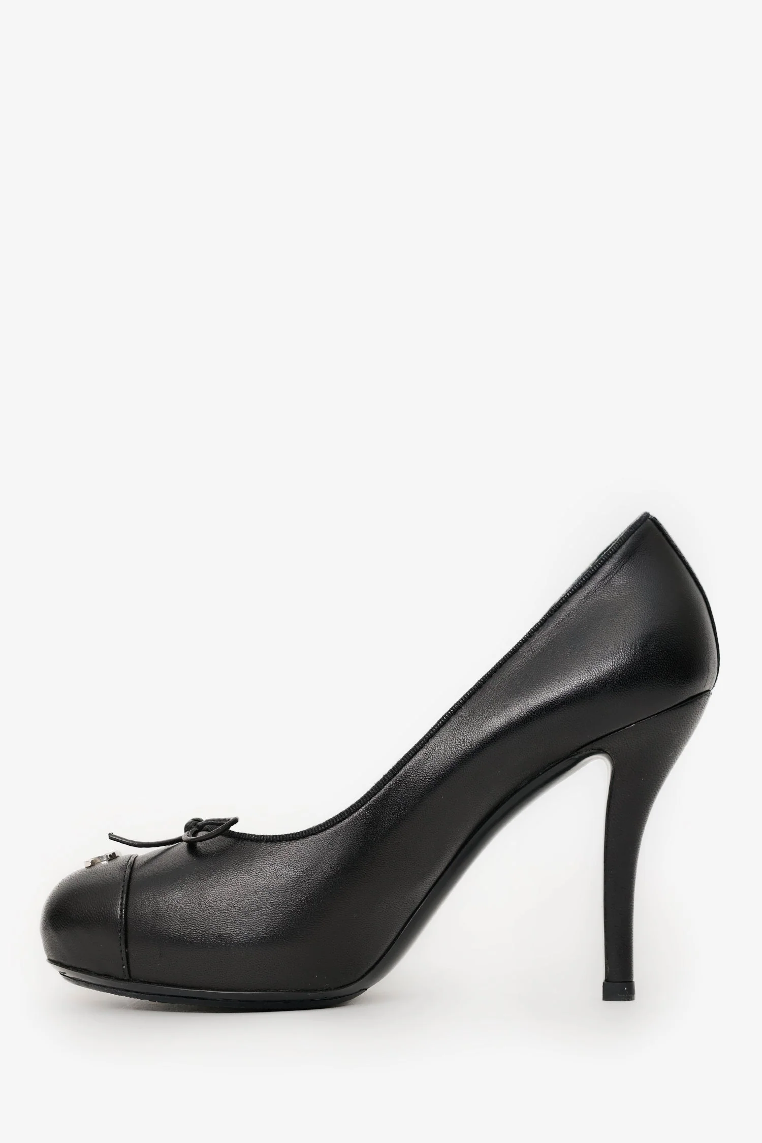 Pre-Loved Chanel™ Black Leather CC Cap Toe Platform Pumps Size 36.5 - Image 4