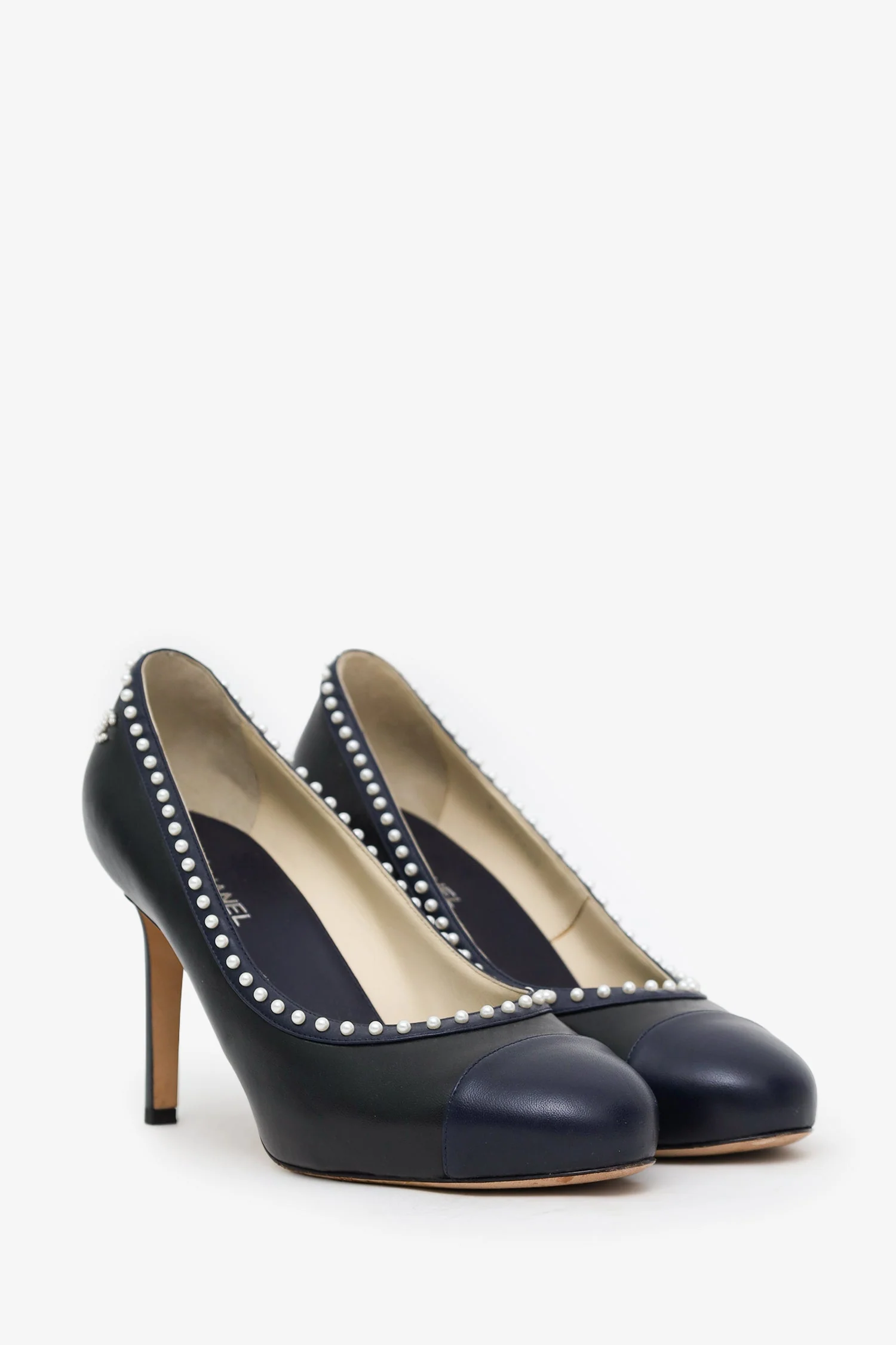 Pre-Loved Chanel™ Black/Navy Leather CC Pearl Around Embellished Pumps Size 40 - Image 2