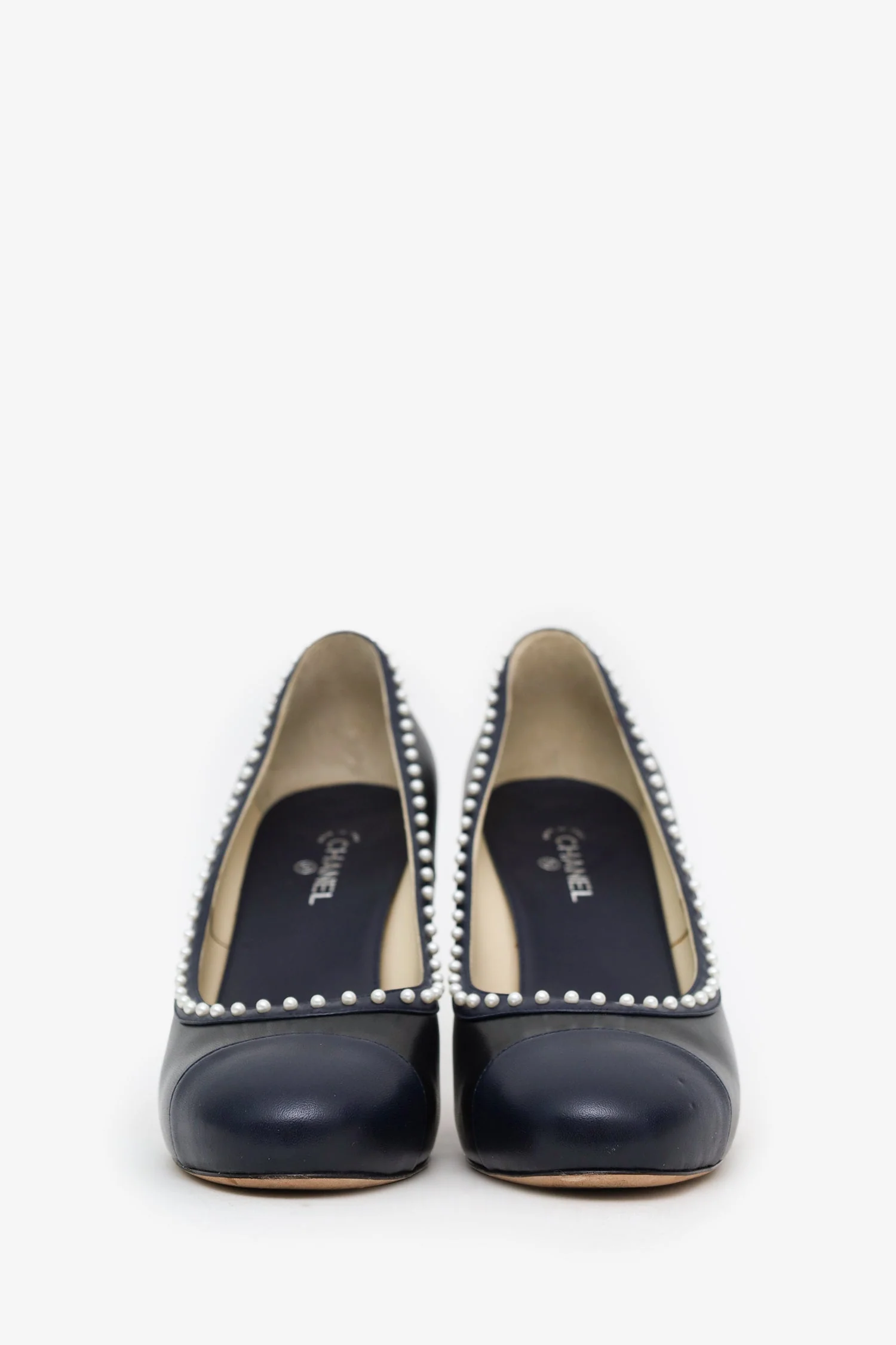 Pre-Loved Chanel™ Black/Navy Leather CC Pearl Around Embellished Pumps Size 40 - Image 3