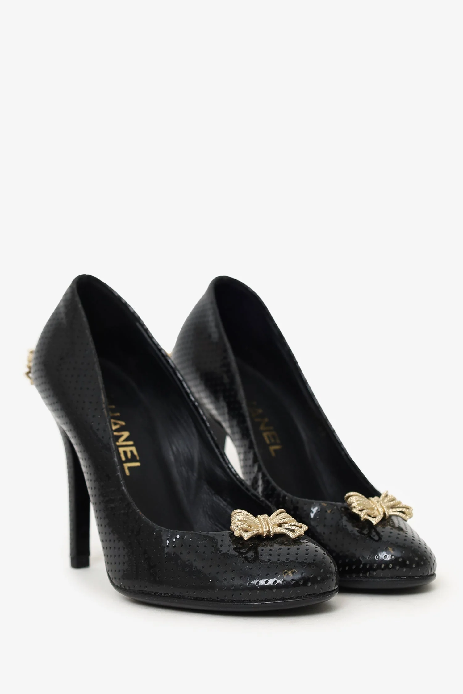Pre-Loved Chanel™ Black Perforated Patent Leather Bow Pumps Size 36.5 - Image 2