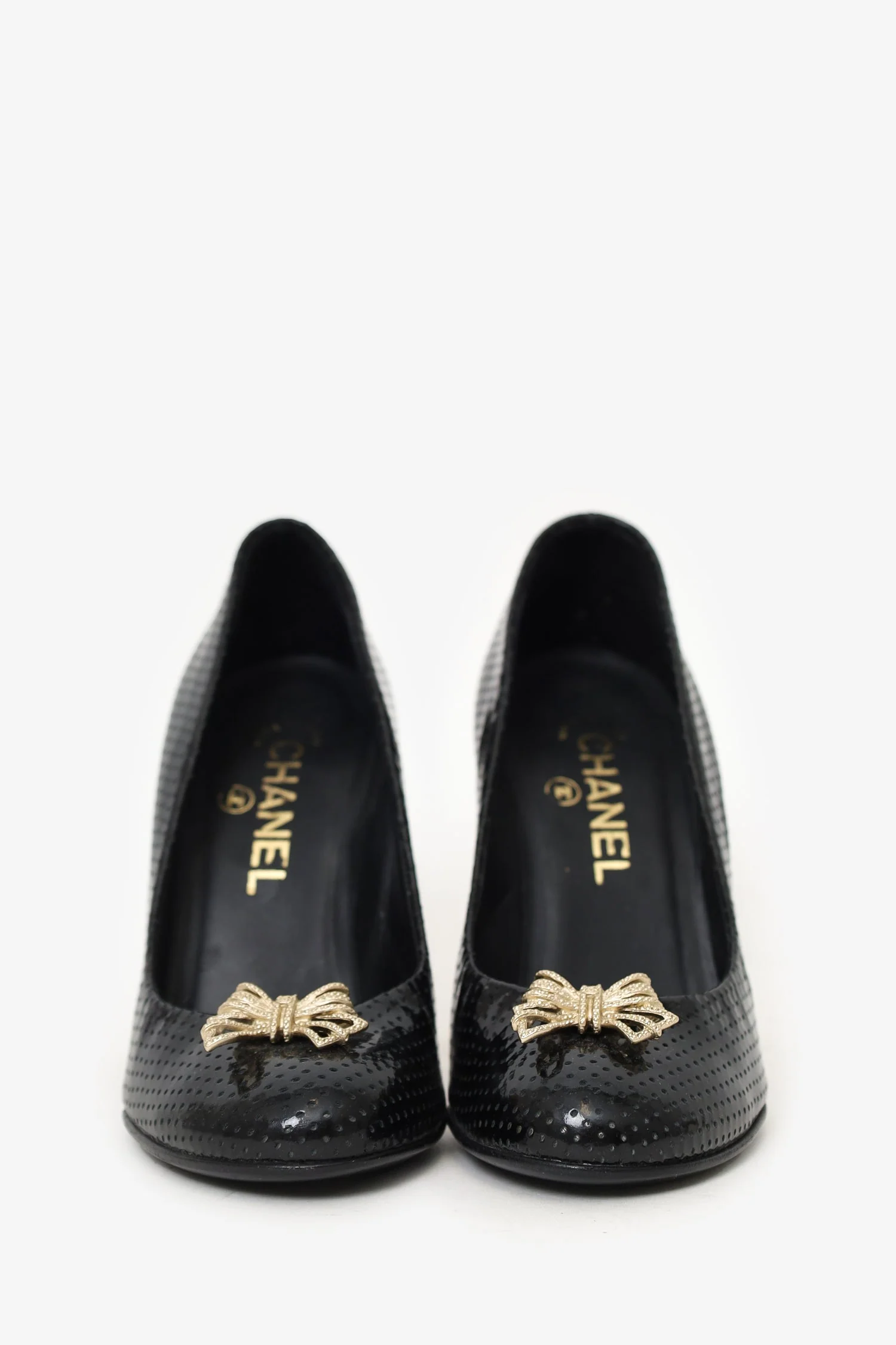 Pre-Loved Chanel™ Black Perforated Patent Leather Bow Pumps Size 36.5 - Image 3