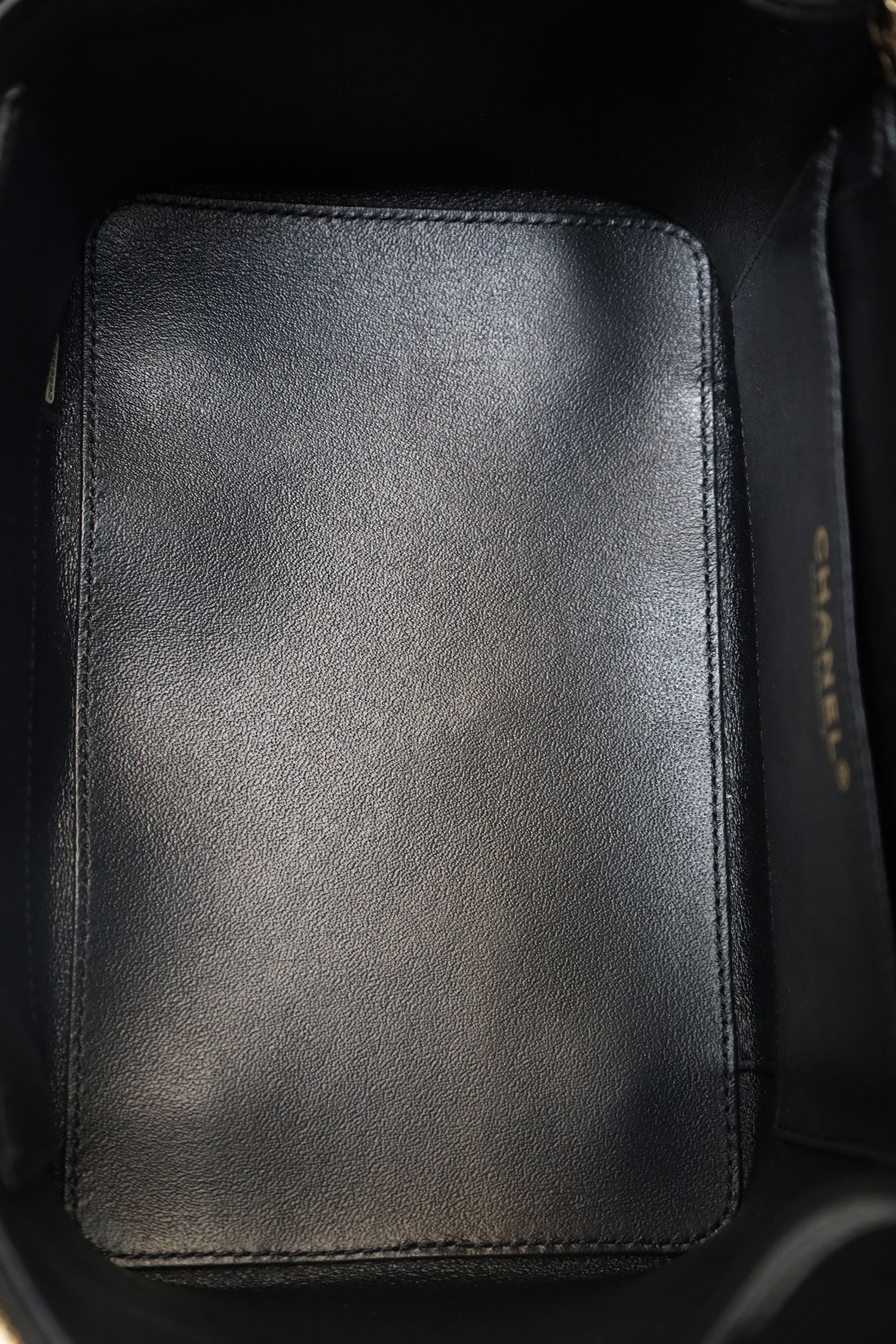 Pre-Loved Chanel™ Black Quilted Lambskin Knock On Wood Vanity Case - Image 7