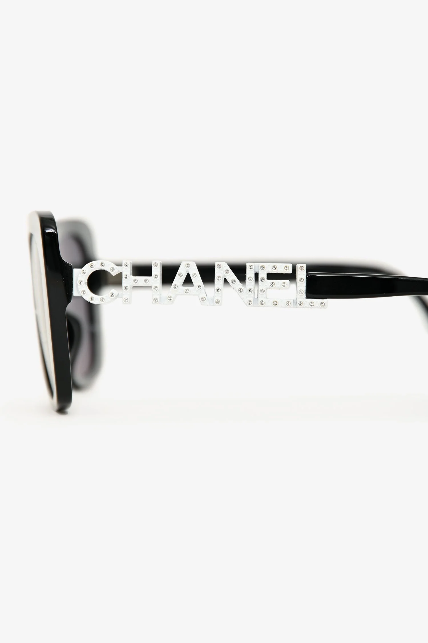 Pre-Loved Chanel™ Black White Crystal Embellished Logo Handle Sunglasses - Image 4
