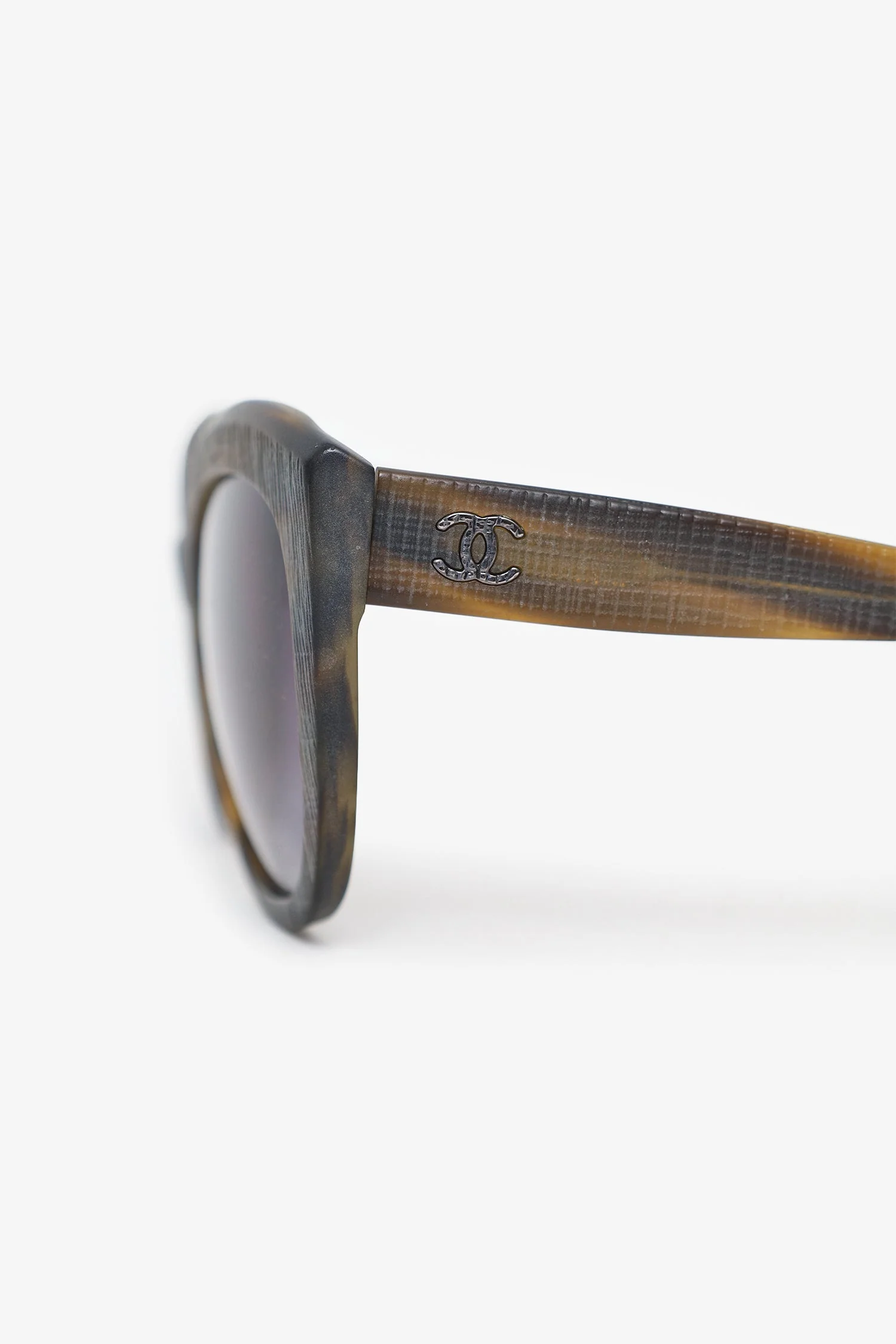 Pre-Loved Chanel™ Brown Striped Frame Cat Eye Sunglasses - Image 4
