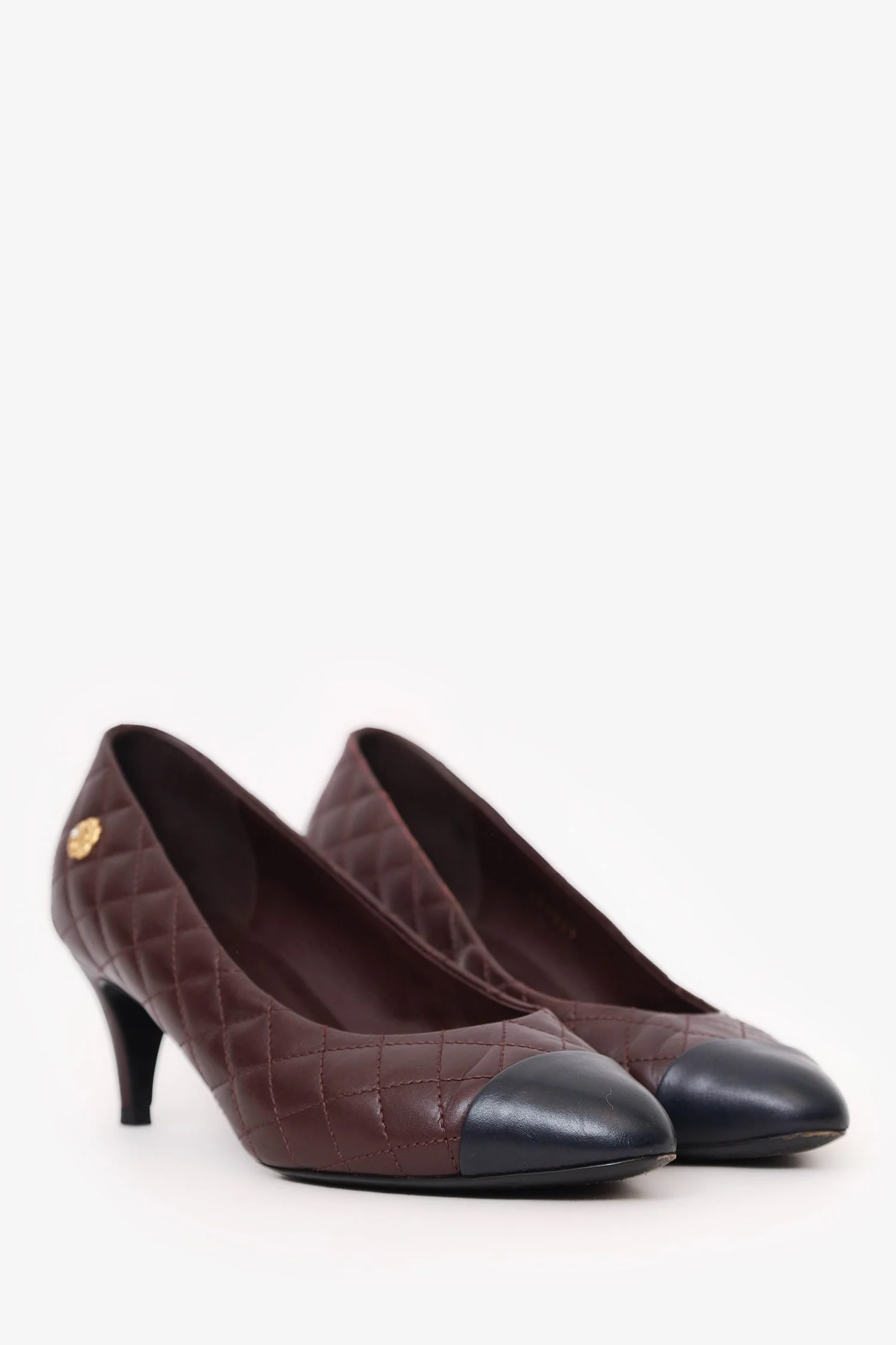 Pre-Loved Chanel™ Burgundy/Navy Blue Quilted and Leather Cap-Toe Pumps Size 36 - Image 2